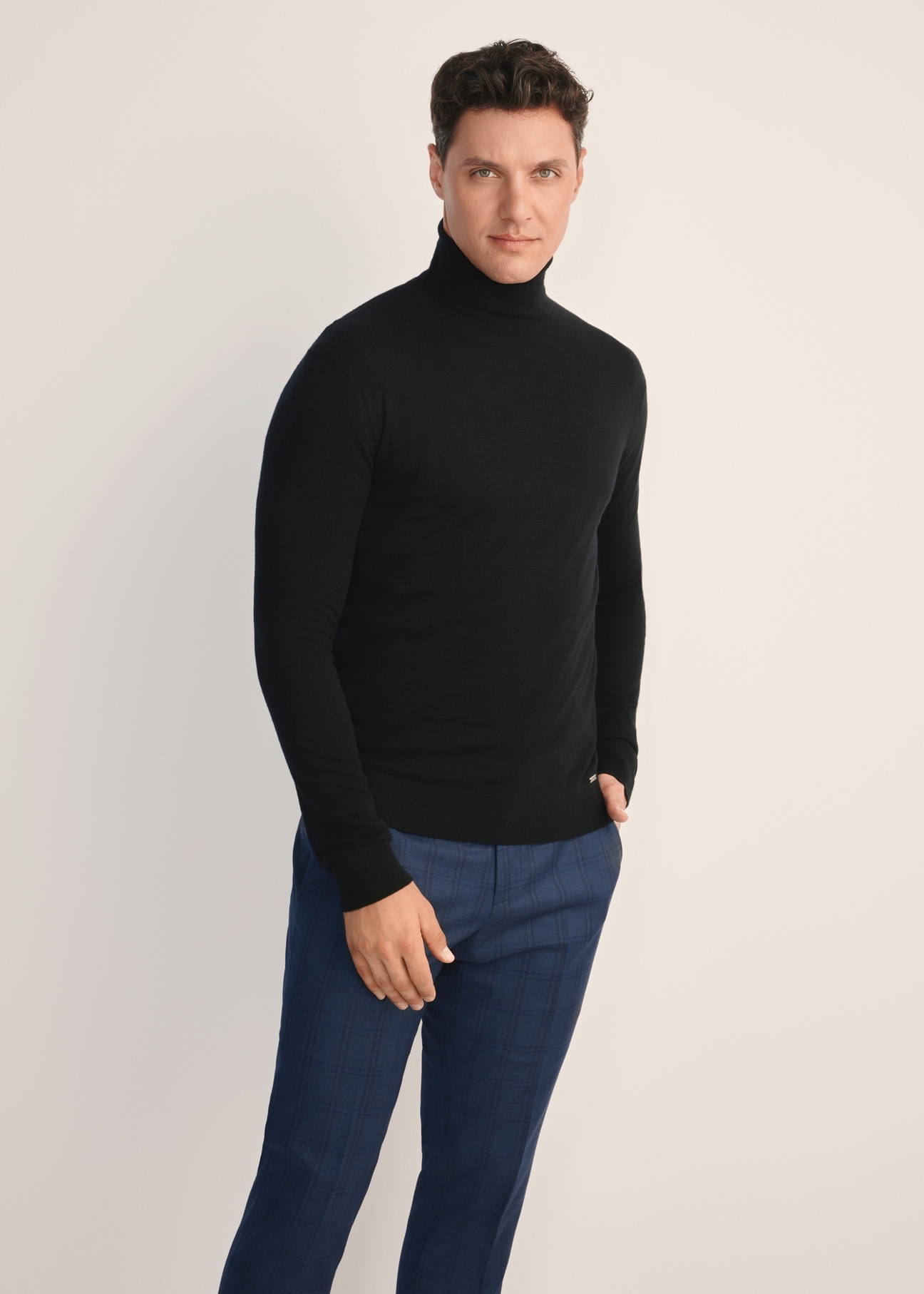 Czarny sweter męski z golfem SWEMT-0185-99(Z25), widok produktu z przodu na modelu. Widoczna połowa sylwetki.