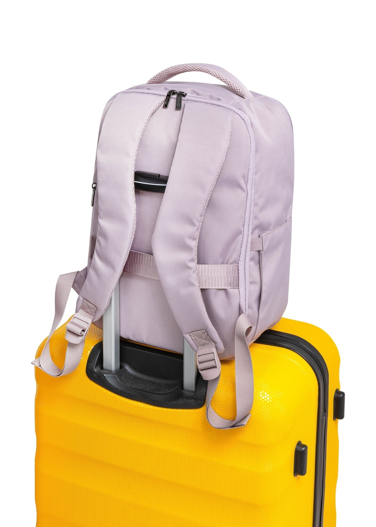 Różowy plecak PLCMN-0014A-31(Z25), widok produktu od tyłu na walizce na białym tle.