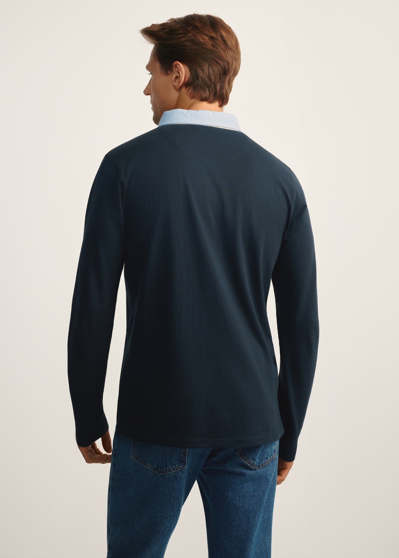 Granatowy longsleeve męski z kołnierzykiem LSLMT-0009-68(Z25), widok produktu z tyłu na modelu. Widoczna połowa sylwetki.