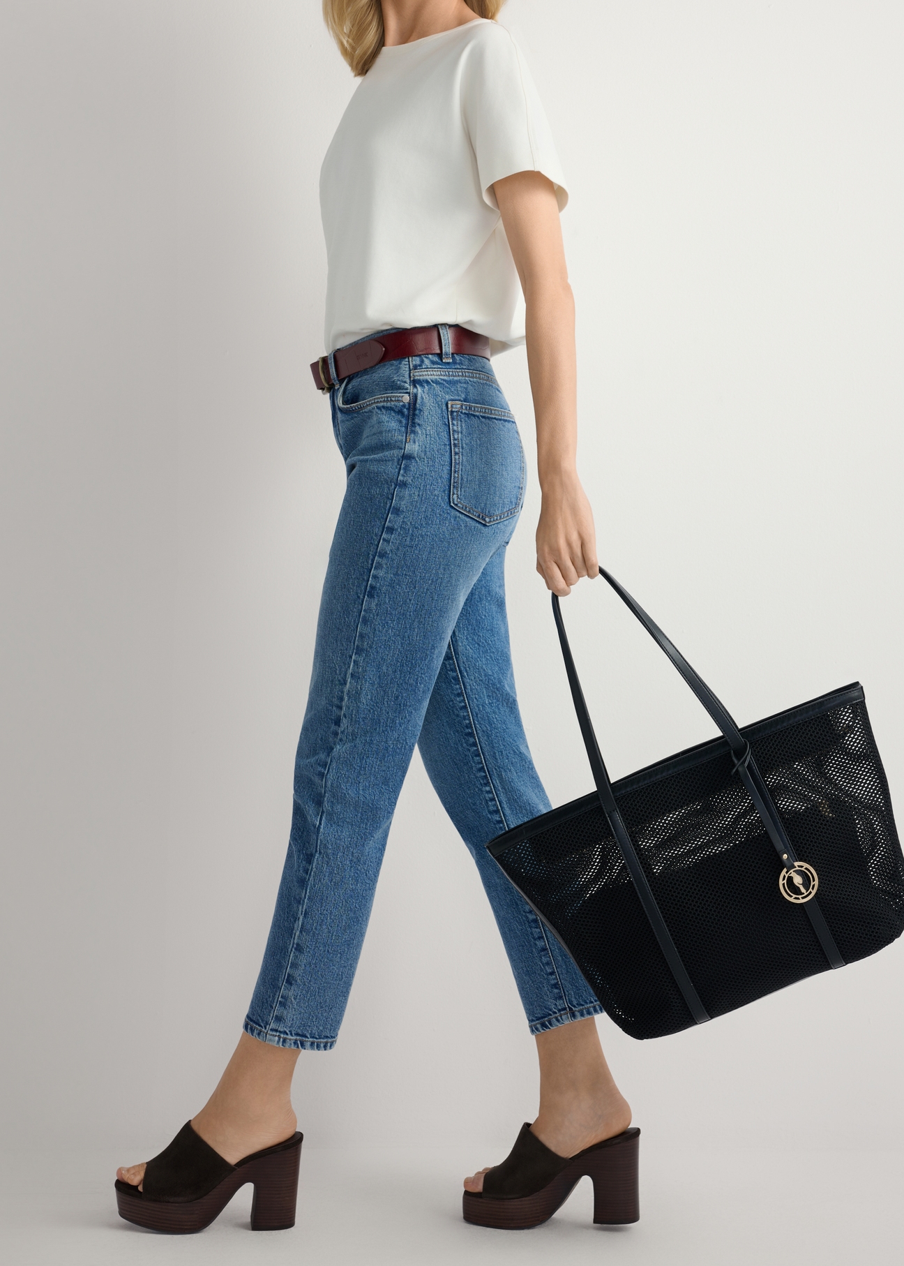 Ciemnobrązowe skórzane klapki damskie na słupku BUTYD-1275-1I(W26), widok produktu z boku na stopach modelki.