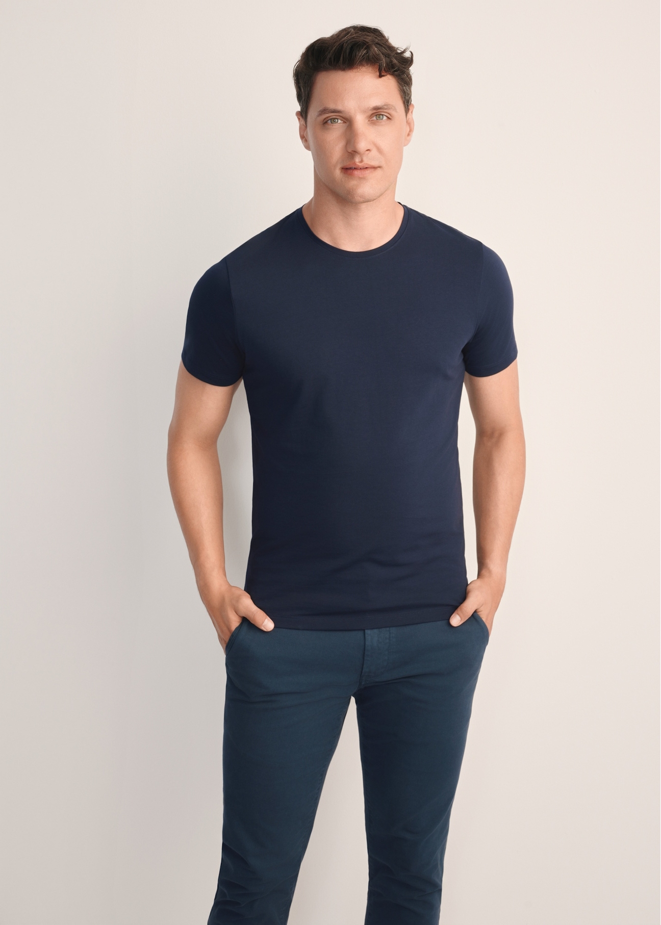 Zestaw T-shirtów męskich basic ZESMT-0040-00(KS),widok produktu z przodu na modelu na białym tle. Widoczna połowa sylwetki.
