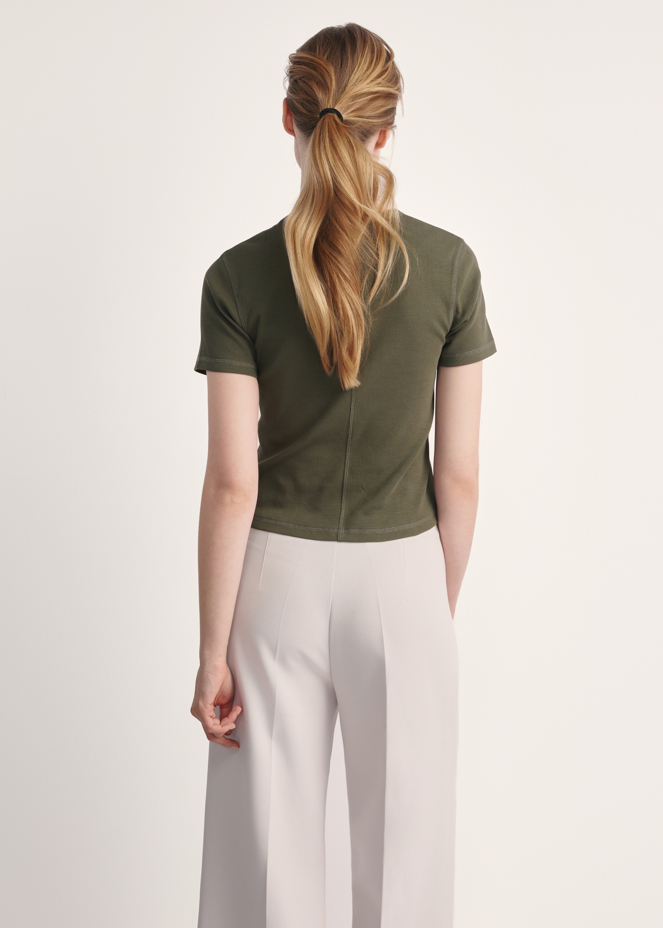 T-shirt damski w kolorze khaki TSHDT-0145-55(Z25), produkt widoczny od tyłu na modelce, widoczna cała sylwetka.