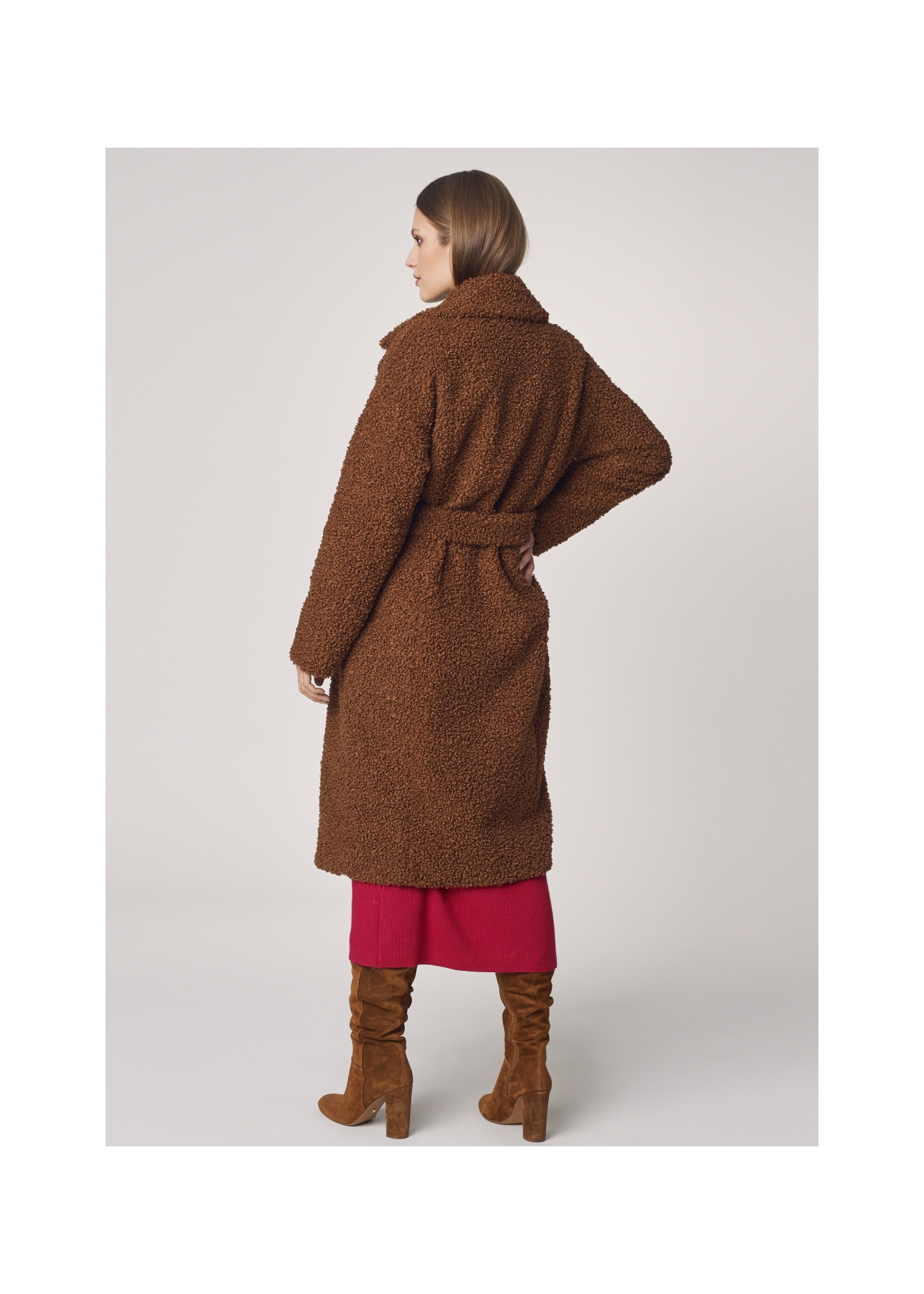 Długi brązowy płaszcz damski FUTDP-0010-89(Z21)-06