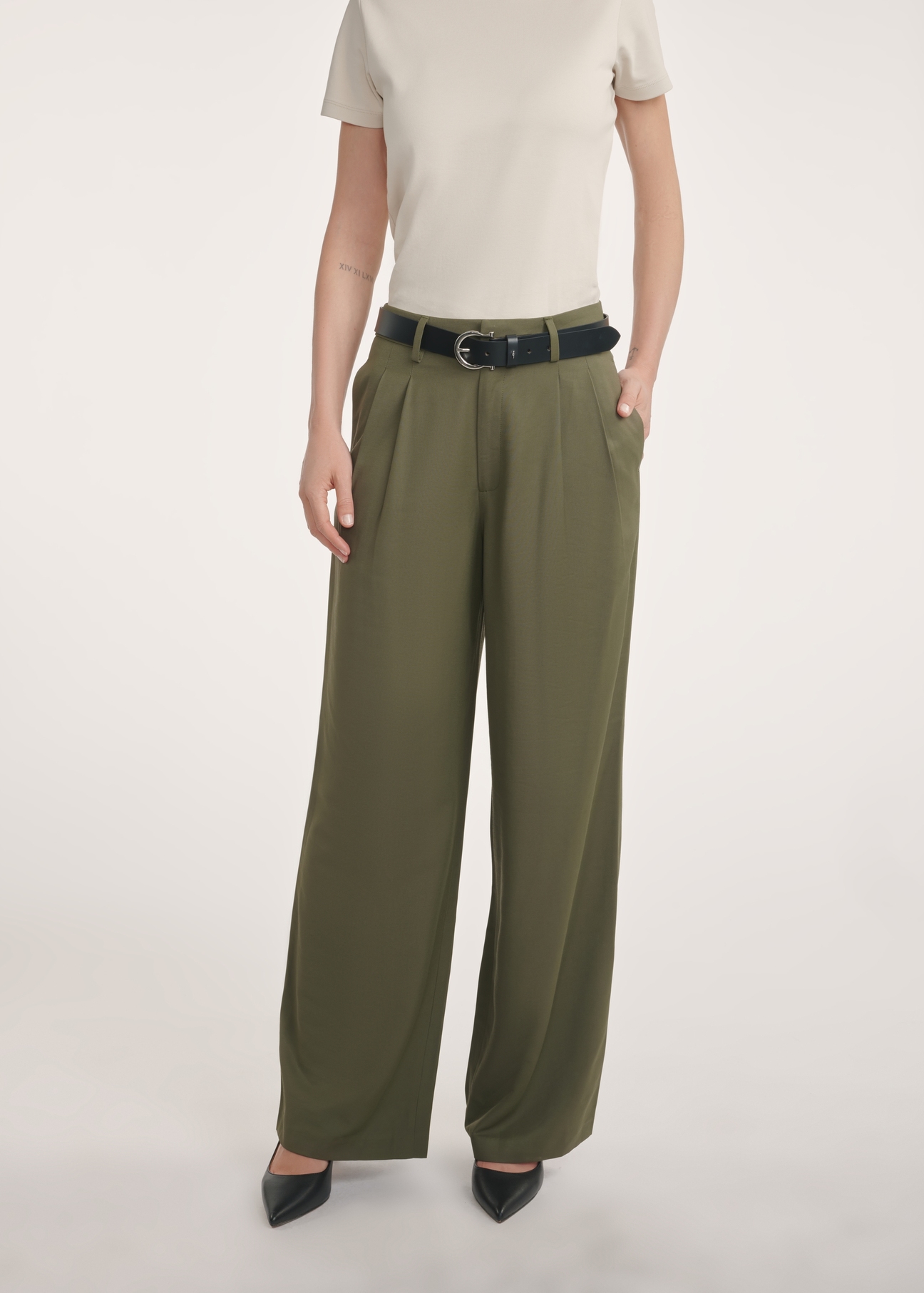 Spodnie damskie w kolorze khaki SPODT-0112-55(Z25), widok produktu z przodu na modelce, widoczne pół sylwetki.