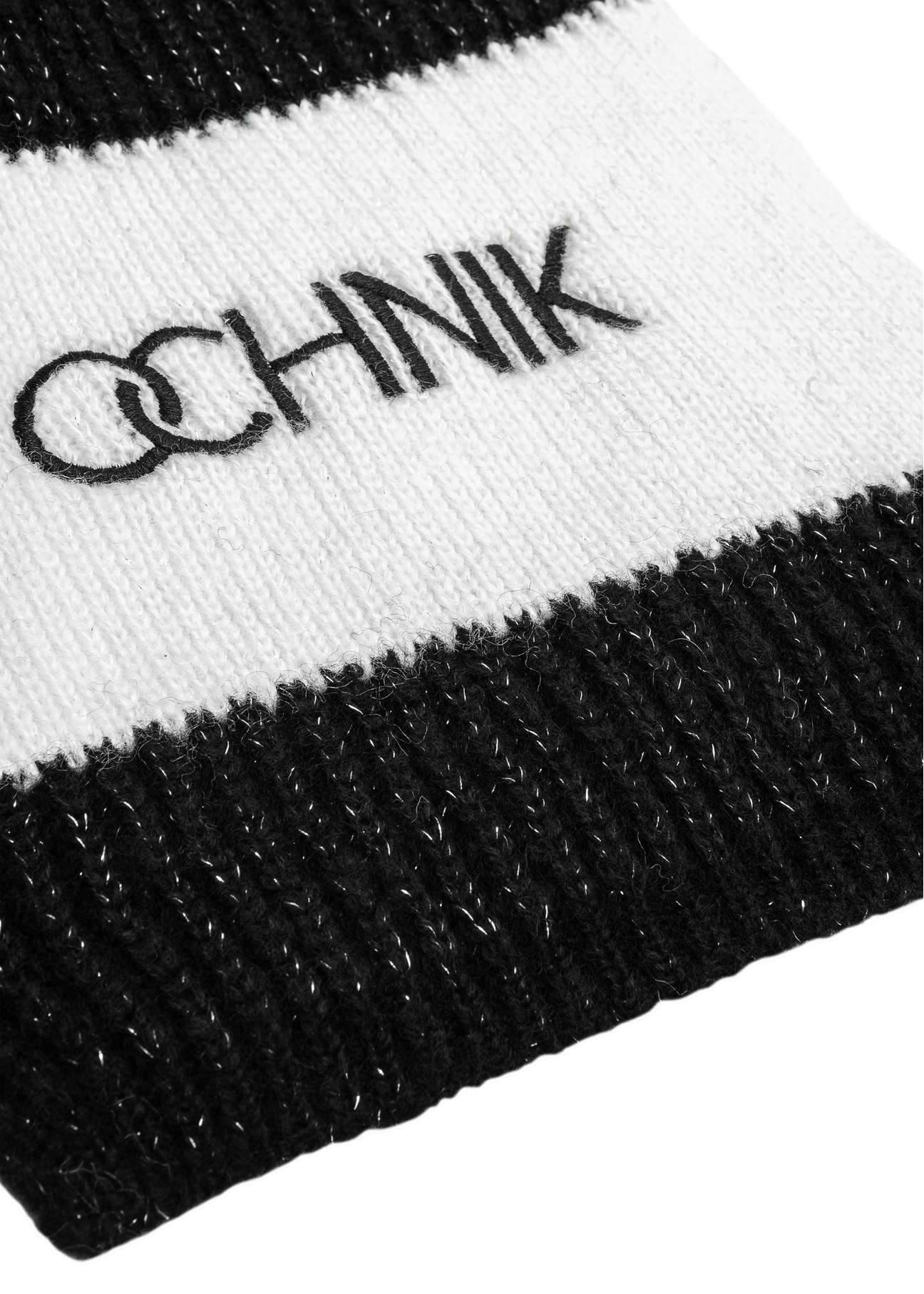 Czarny szalik damski z logo OCHNIK SZADT-0125A-99(Z25), zbliżenie na detal produktu, widok na białym tle.