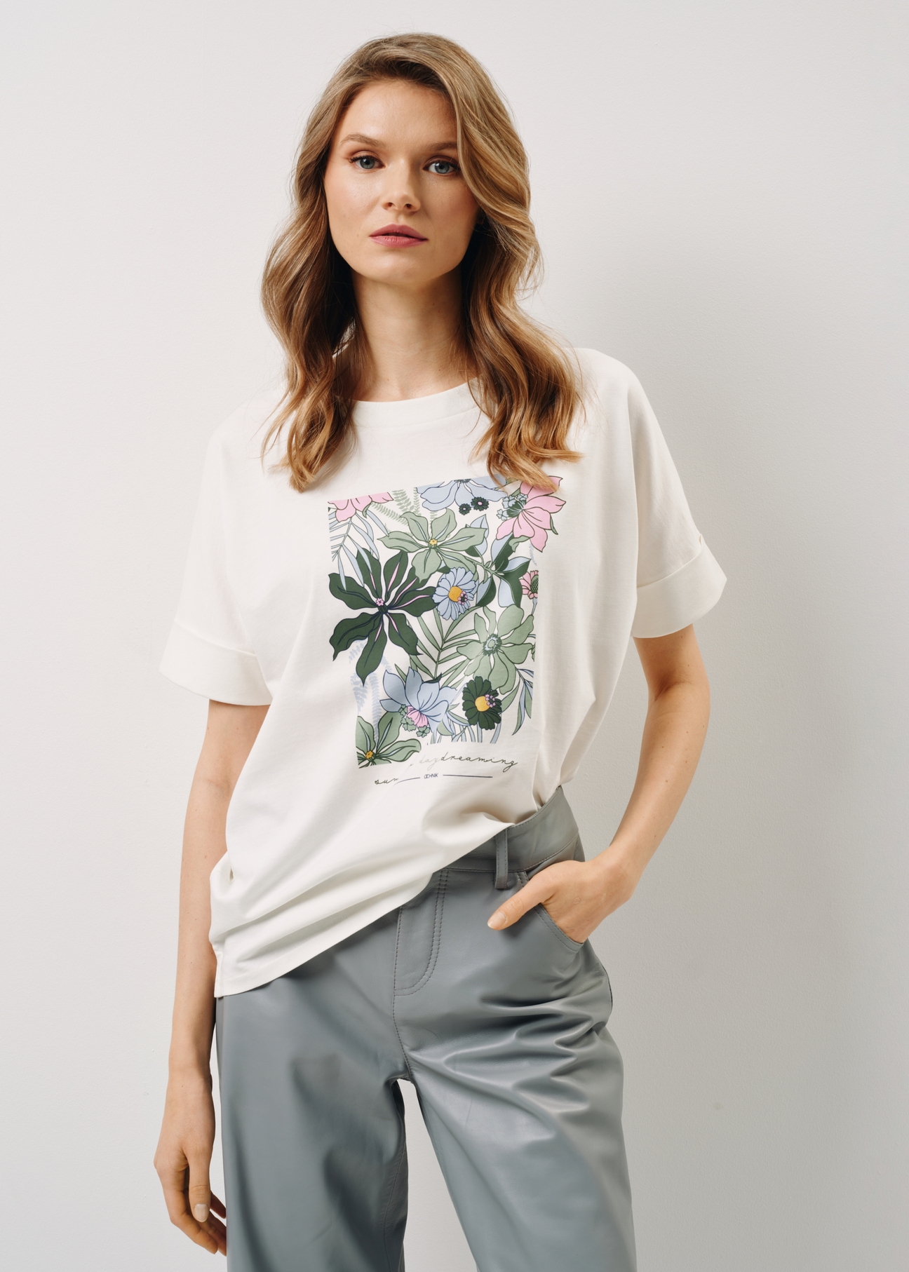 Kremowy T-shirt damski z kwiatowym printem TSHDT-0122-12(W24)-02