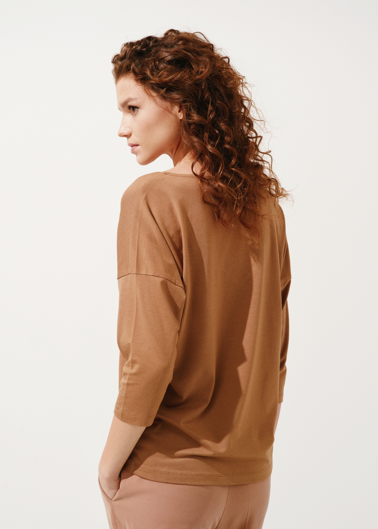 Bluzka damska w kolorze camel BLUDT-0156-24(W24)-02