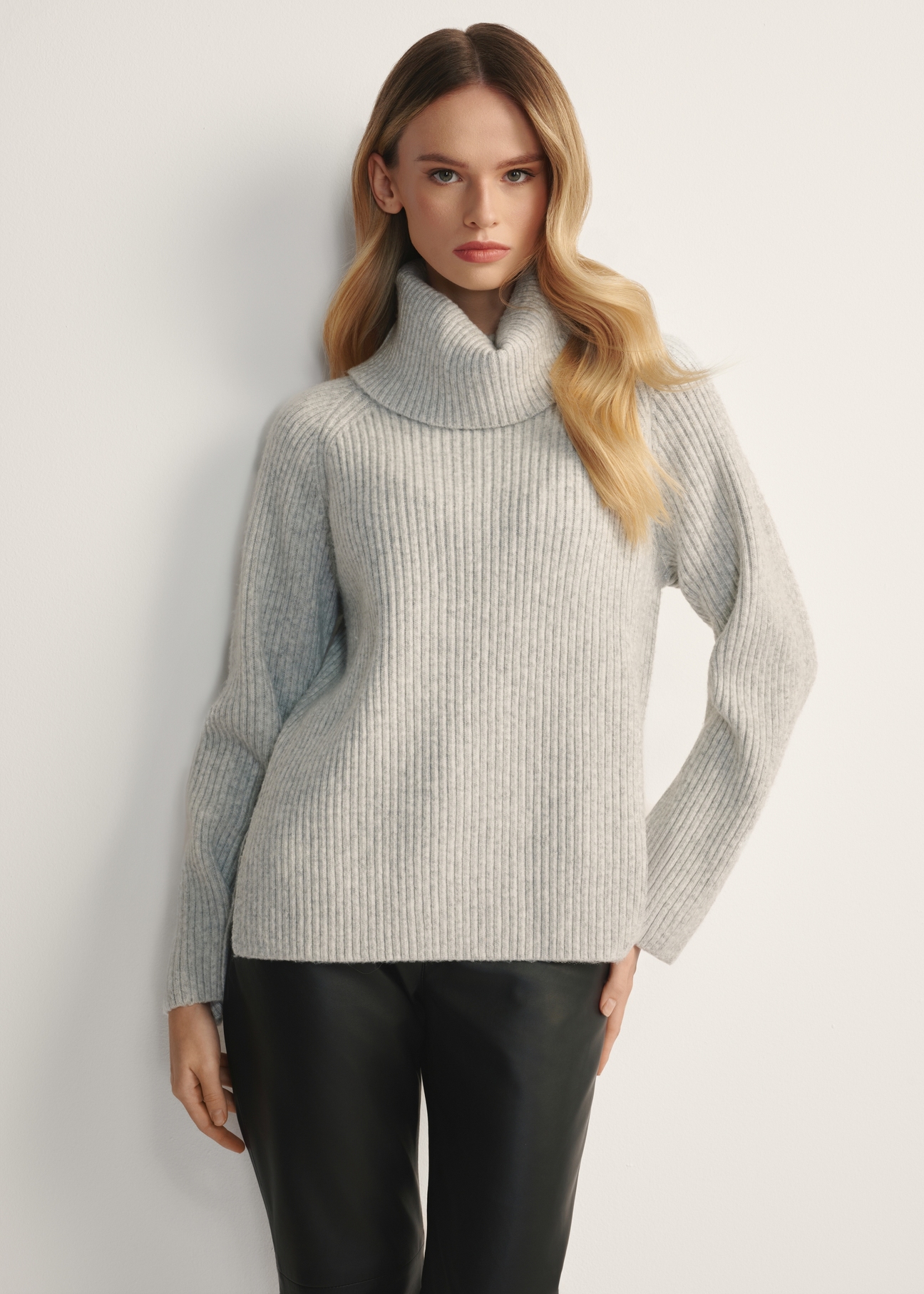 Szary sweter damski z domieszką wełny SWEDT-0252-91(Z25), widok produktu z przodu na modelce. Widoczna połowa sylwetki.