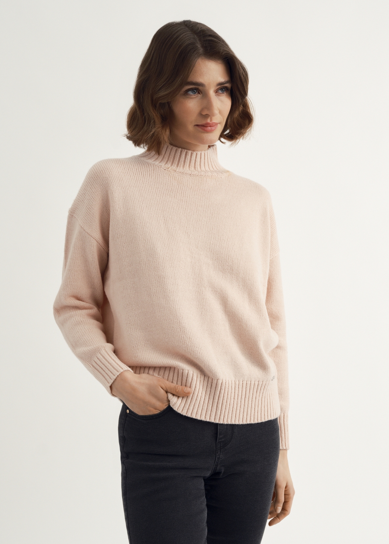Jasnoróżowy sweter z golfem damski SWEDT-0186-34(Z23)-02
