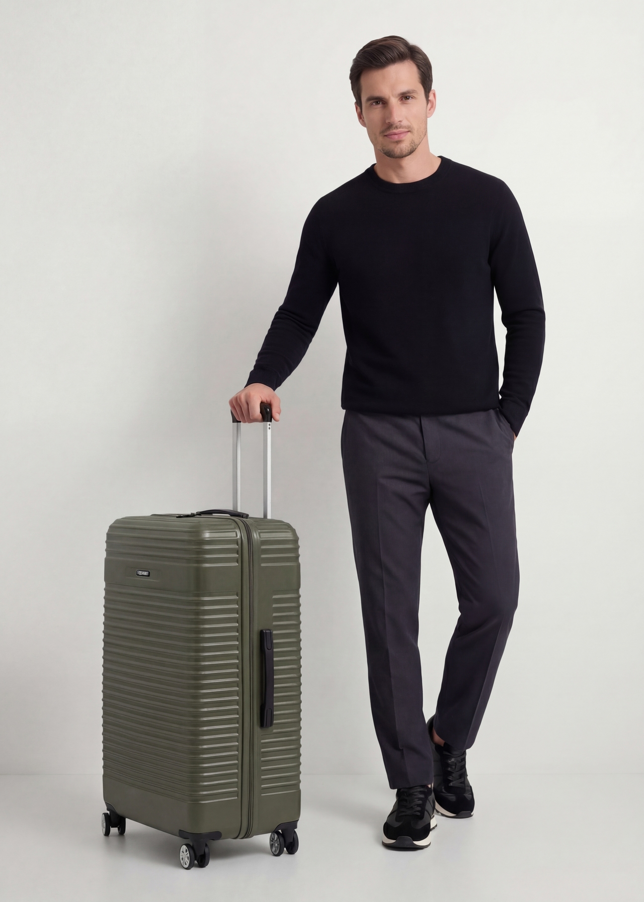 Walizka duża na kółkach WALAB-0040-8D-28(W26), widok produktu skosem przy modelu, widoczna cała sylwetka.