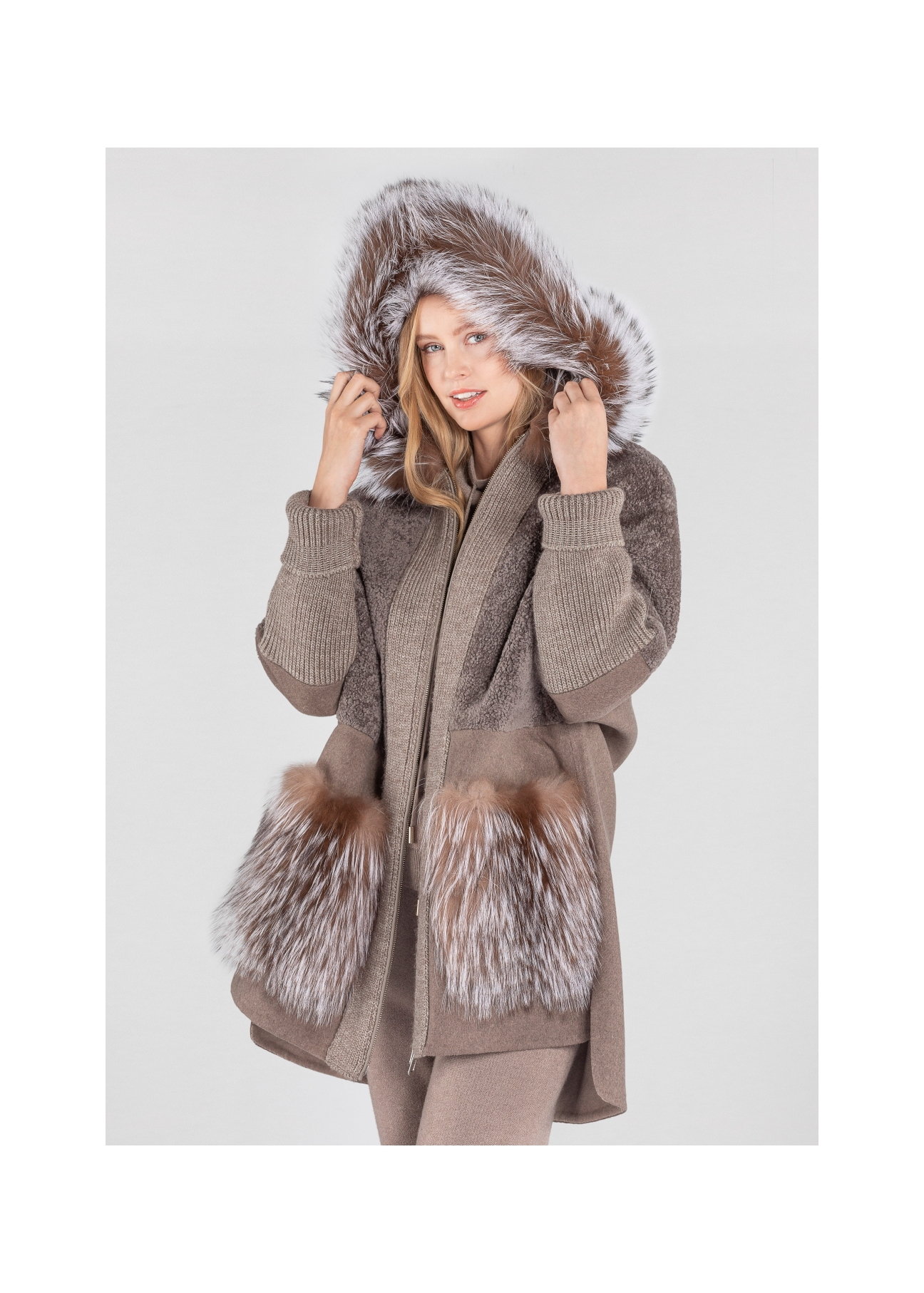 Krótki kożuch damski oversize z kapturem KOZDS-0049-0996(Z21)-01