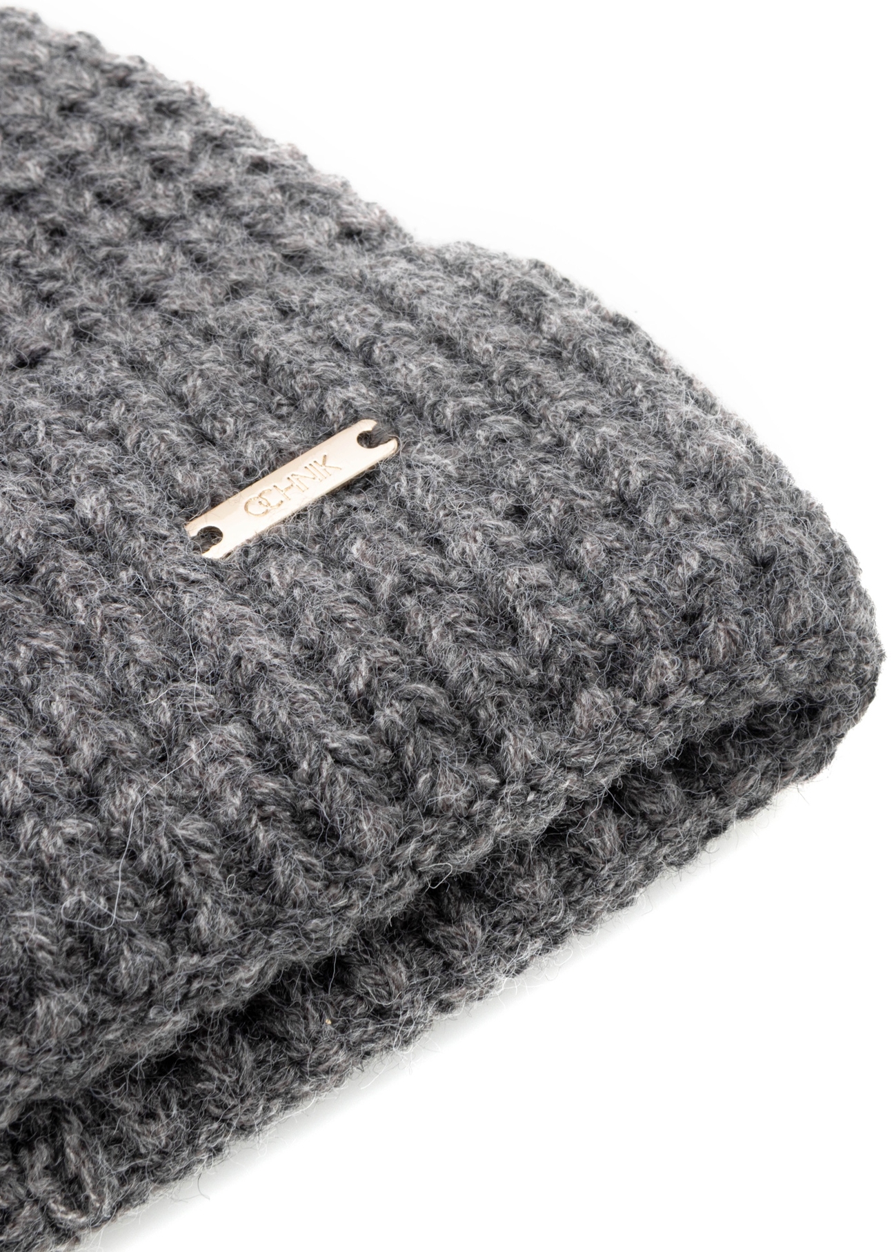 Szara czapka damska z wełną CZADT-0204-95(Z25), zbliżenie na detal produktu na białym tle.