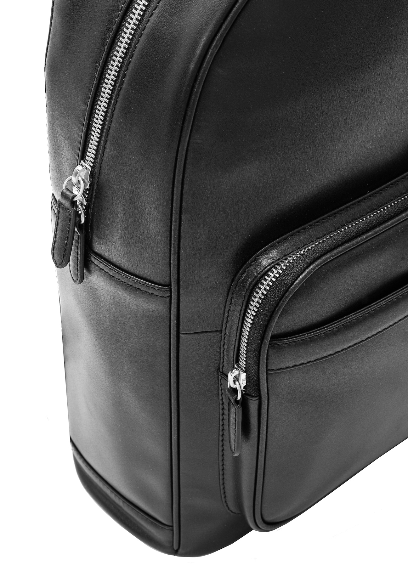 Czarny skórzany plecak męski TORMS-0472-99(Z25), zbliżenie na detal produktu na białym tle.