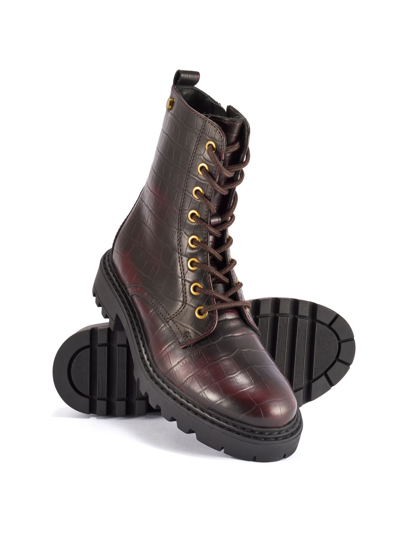 Bordowe botki damskie croco BUTYD-1192-4E(Z26), widok produktu skosem na białym tle.