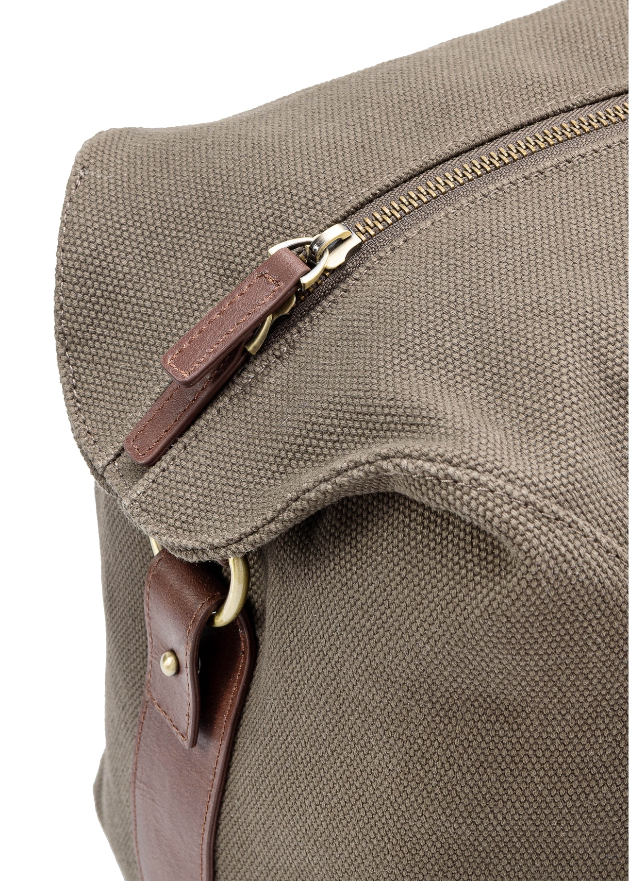 Torba podróżna w kolorze khaki TORMN-0372-55(Z25), zbliżenie na detal produktu, widok na białym tle.