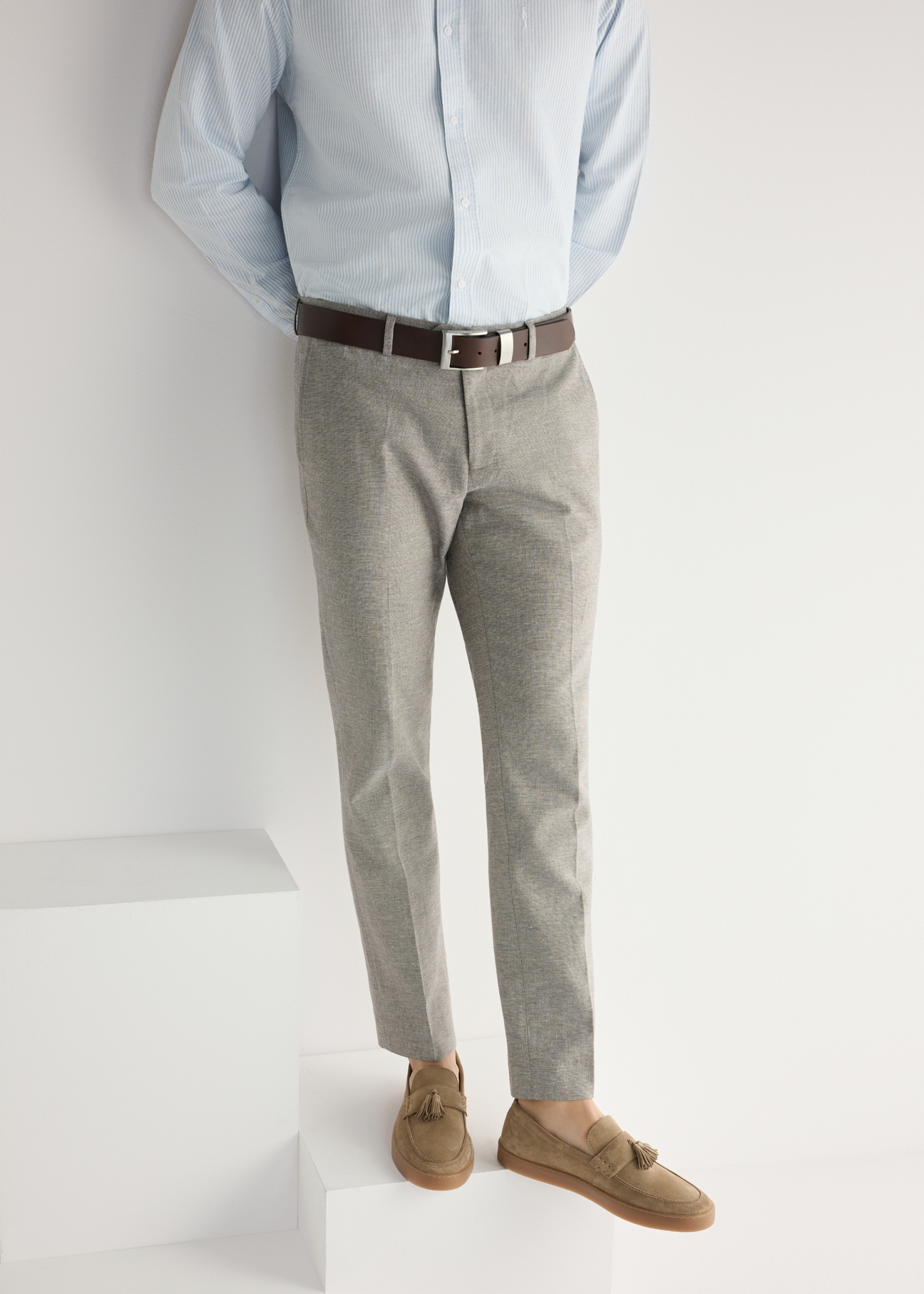 Mokasyny męskie w kolorze chłodnego beżu BUTYM-0531-1K(W26), widok produktu z przodu na stopach modela.