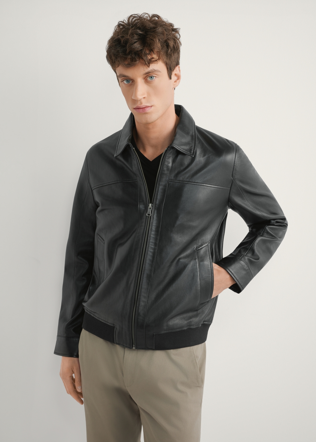 Czarna kurtka skórzana męska KURMS-0407-99(W26), widok produktu z przodu na modelu. Widoczna połowa sylwetki.