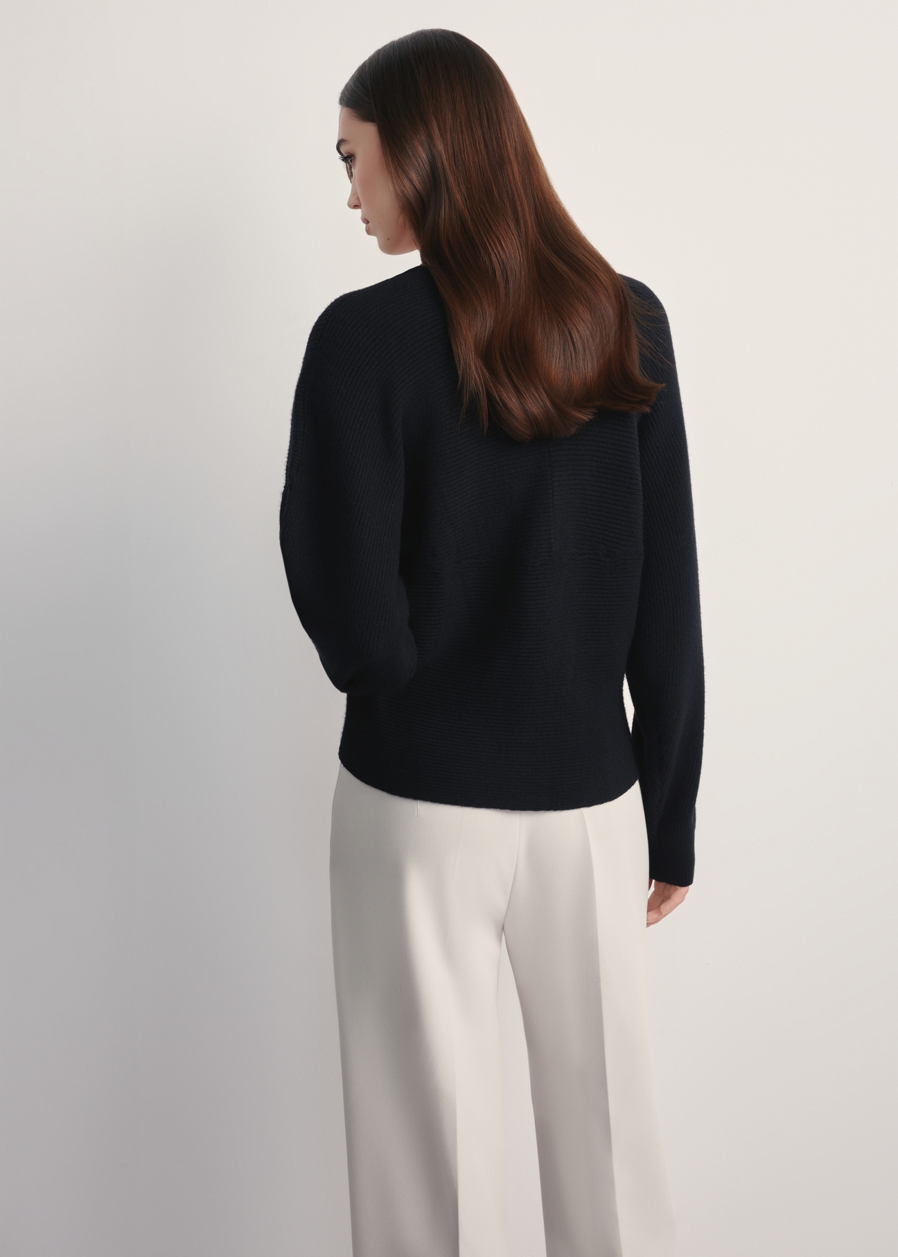 Czarny sweter damski z wiskozy SWEDT-0240-99(Z25), widok produktu z tyłu na modelce. Widoczna połowa sylwetki.