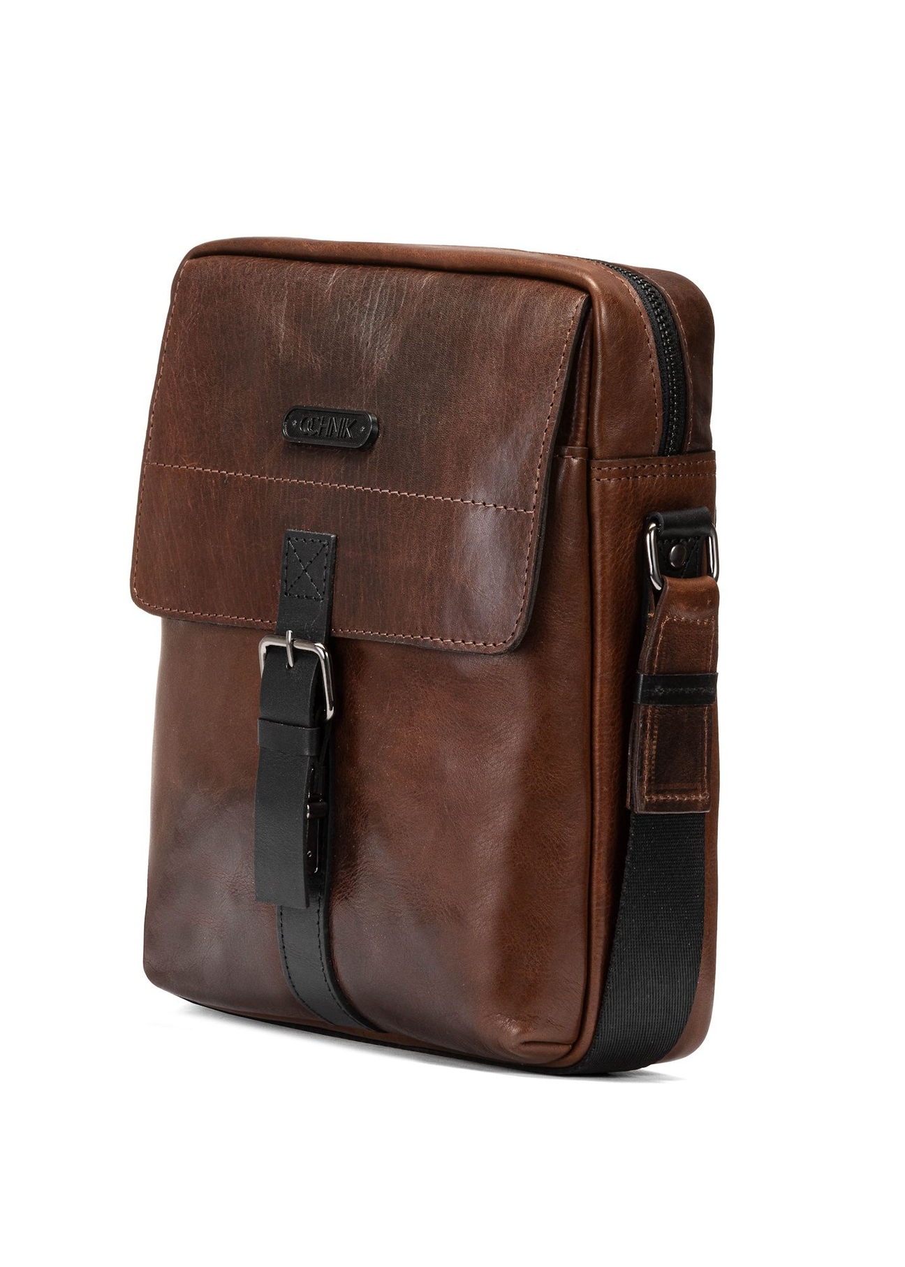 Skórzana brązowa torba męska TORMS-0104-1H(W26), widok produktu skosem na białym tle.