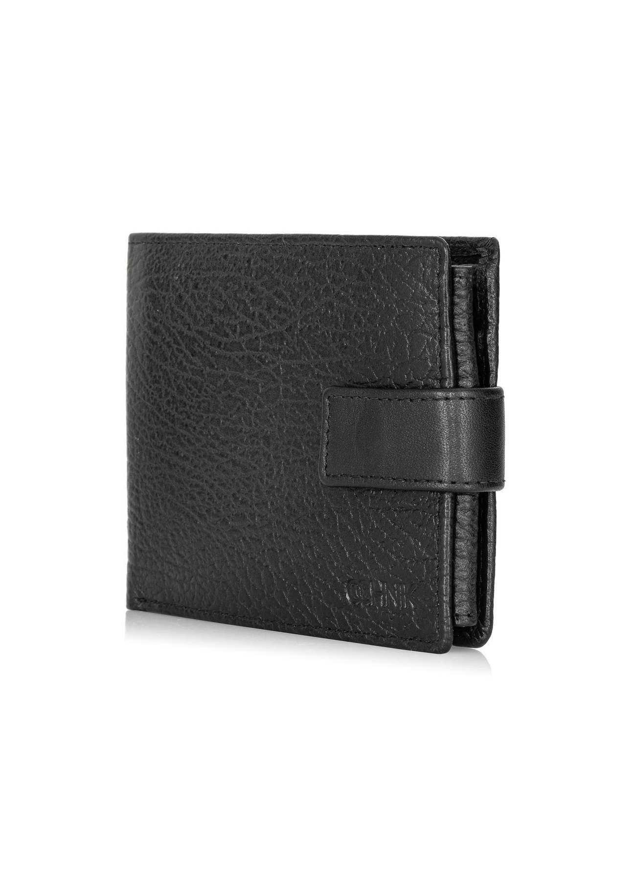 Skórzany portfel męski z zapięciem na zatrzask PORMS-0536A-99(Z25) - widok produktu po skosie na białym tle. 