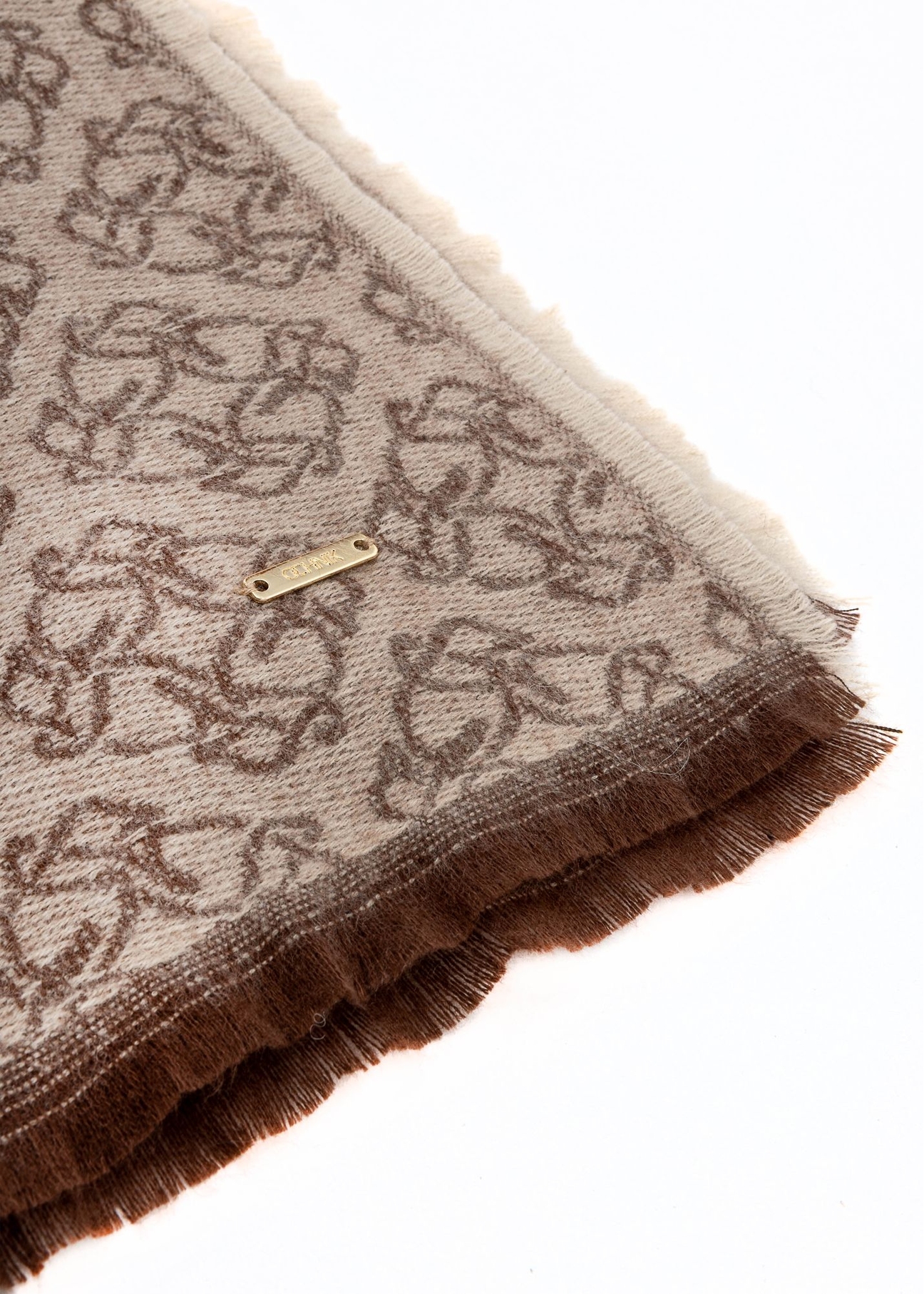 Duży brązowy szalik damski w monogram SZADT-0130A-82(Z25), zbliżenie na detal produktu, widok na białym tle.