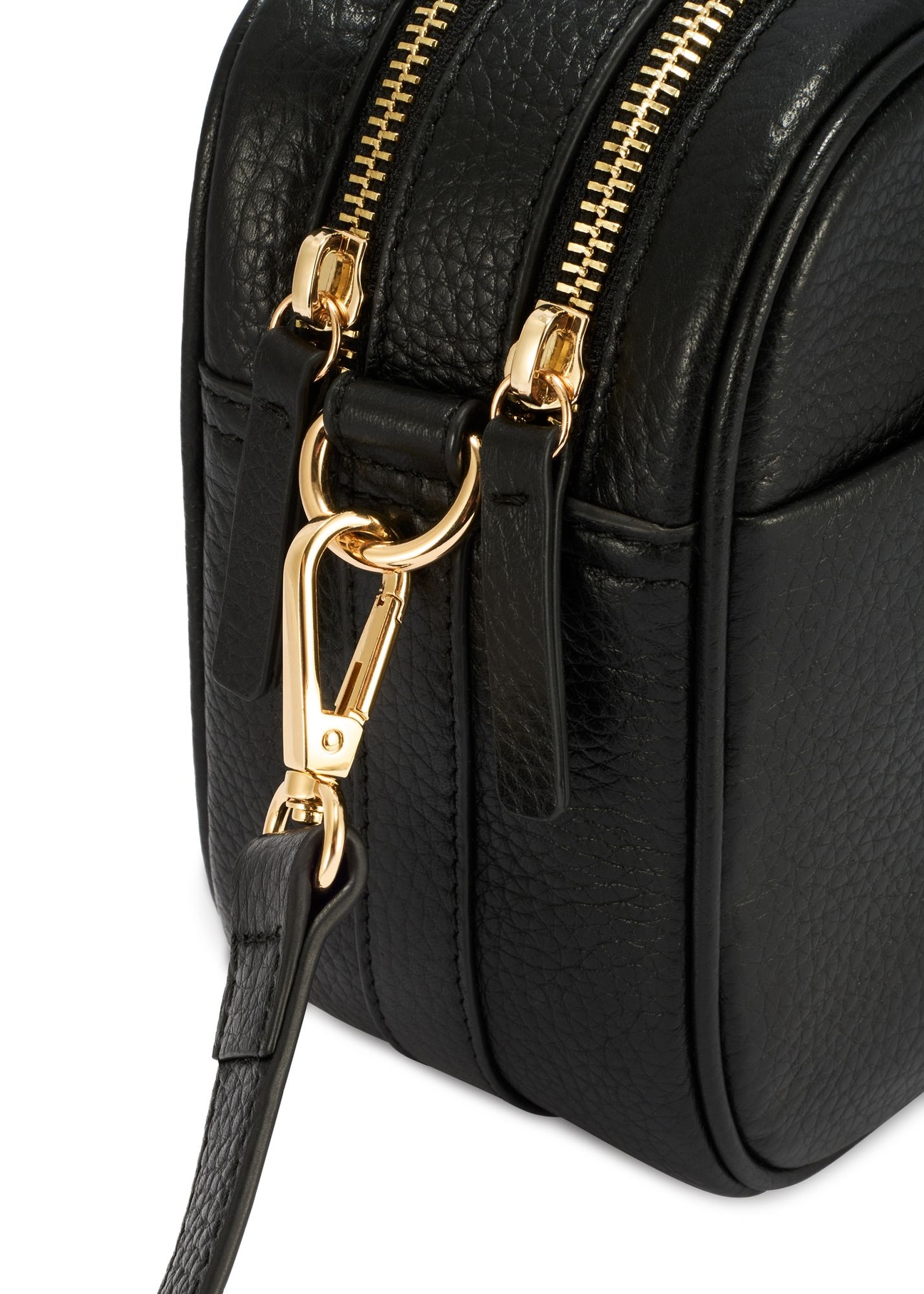 Czarna mała torebka damska skórzana TORES-1284-9I(W26) - zbliżenie na detal, na białym tle. 