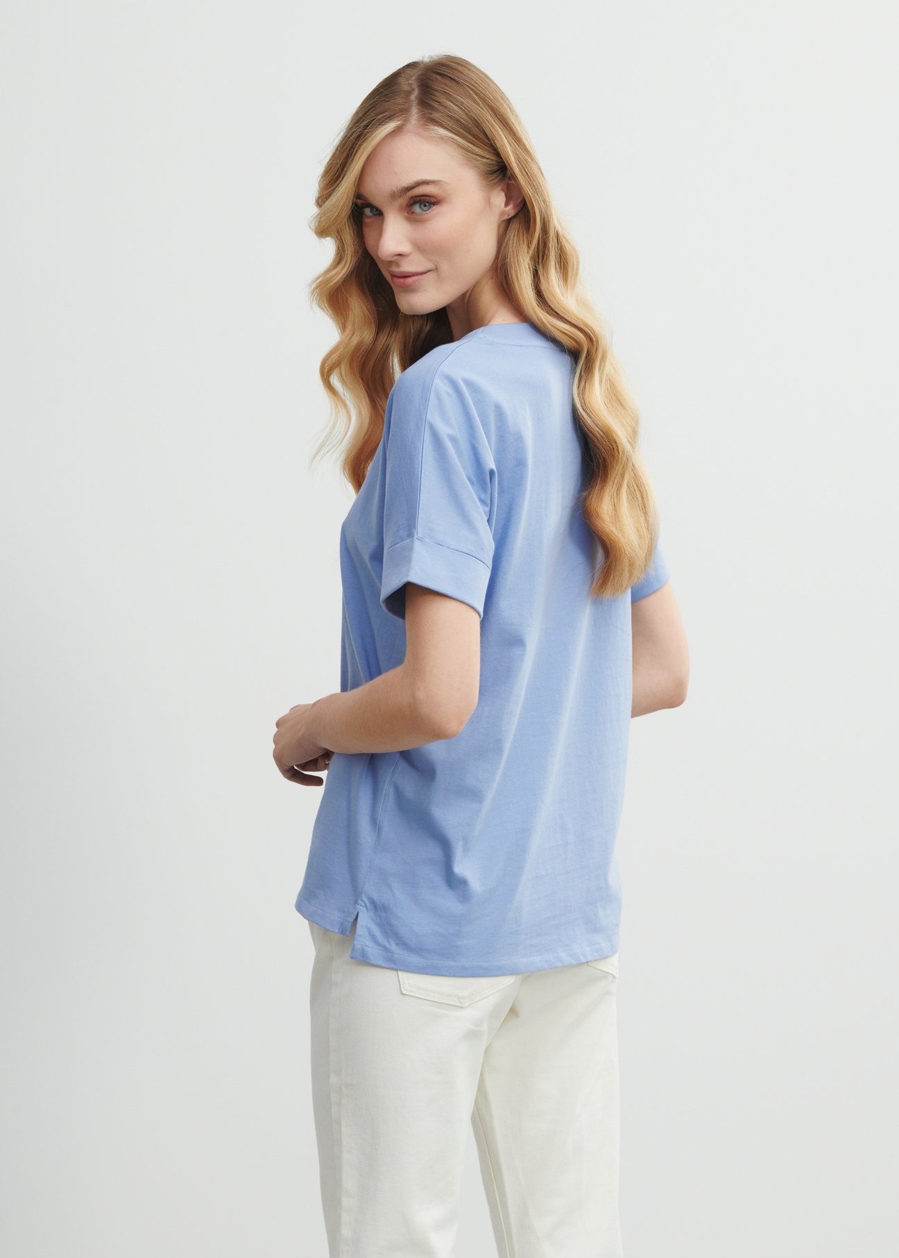 Błękitny T-shirt damski z printem TSHDT-0105-62(W23)-03