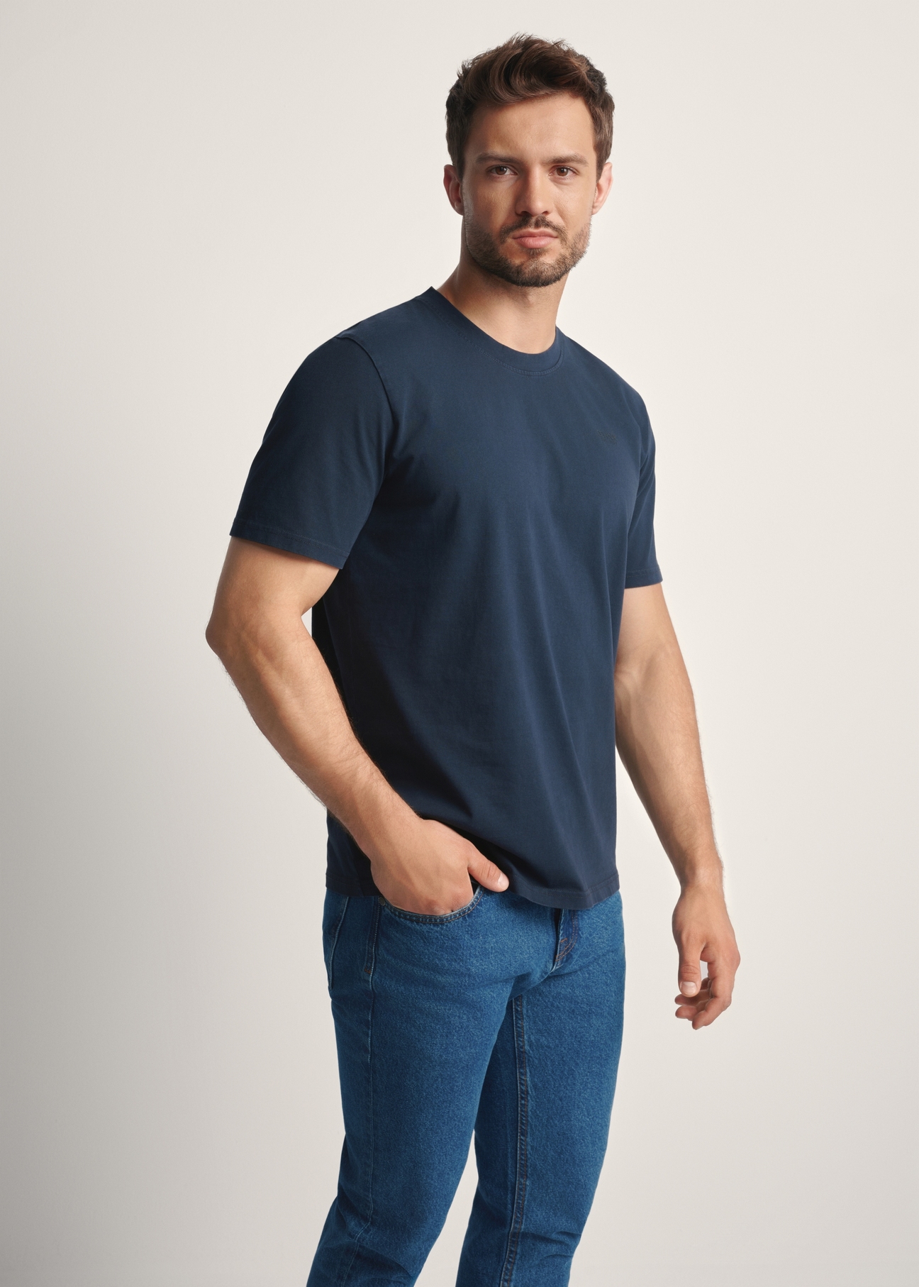 T-shirt męski w kolorze granatowym TSHMT-0134-68(Z25), widok produktu z przodu na modelu. Widoczna połowa sylwetki.
