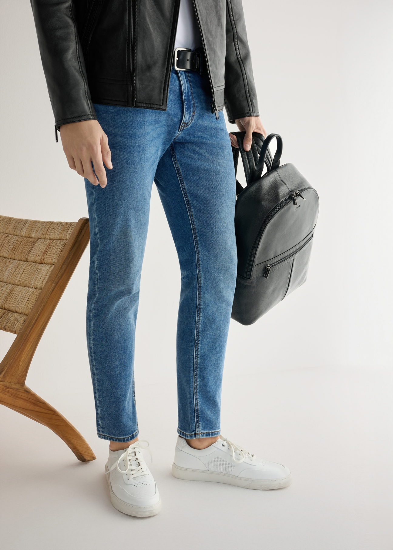 Skórzane sneakersy męskie w kolorze białym BUTYM-0484-0B(W26), widok produktu od boku na modelu, widoczna połowa sylwetki.