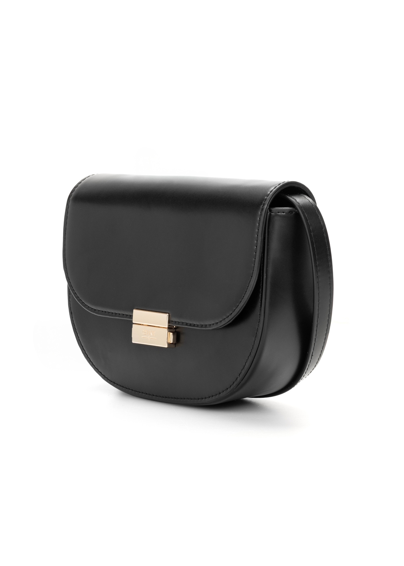 Czarna półokrągła listonoszka damska TOREC-1127-99(W26), widok produktu skosem na białym tle.