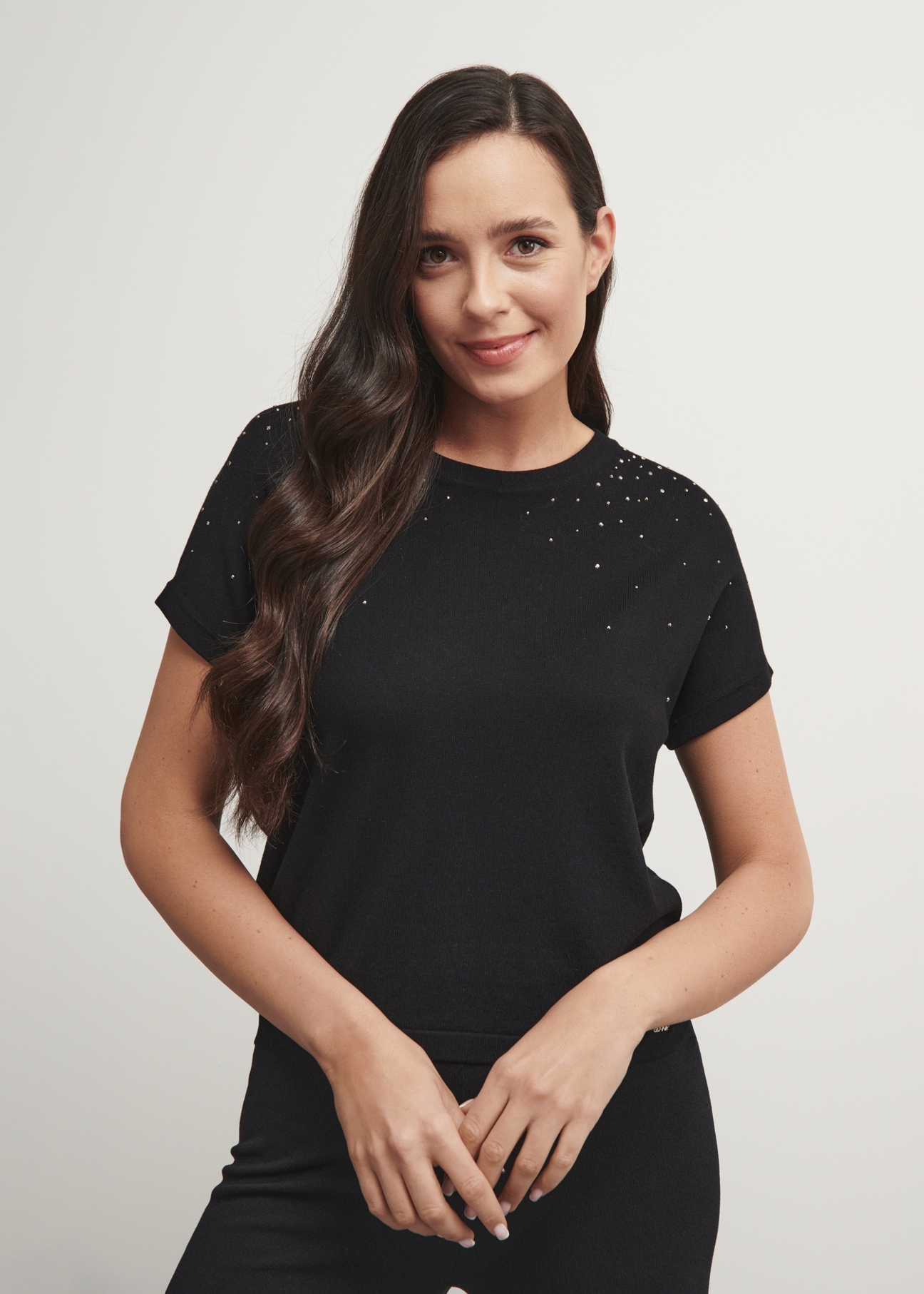 Czarna bluzka damska z nitami BLUDT-0159-99(W23)-01