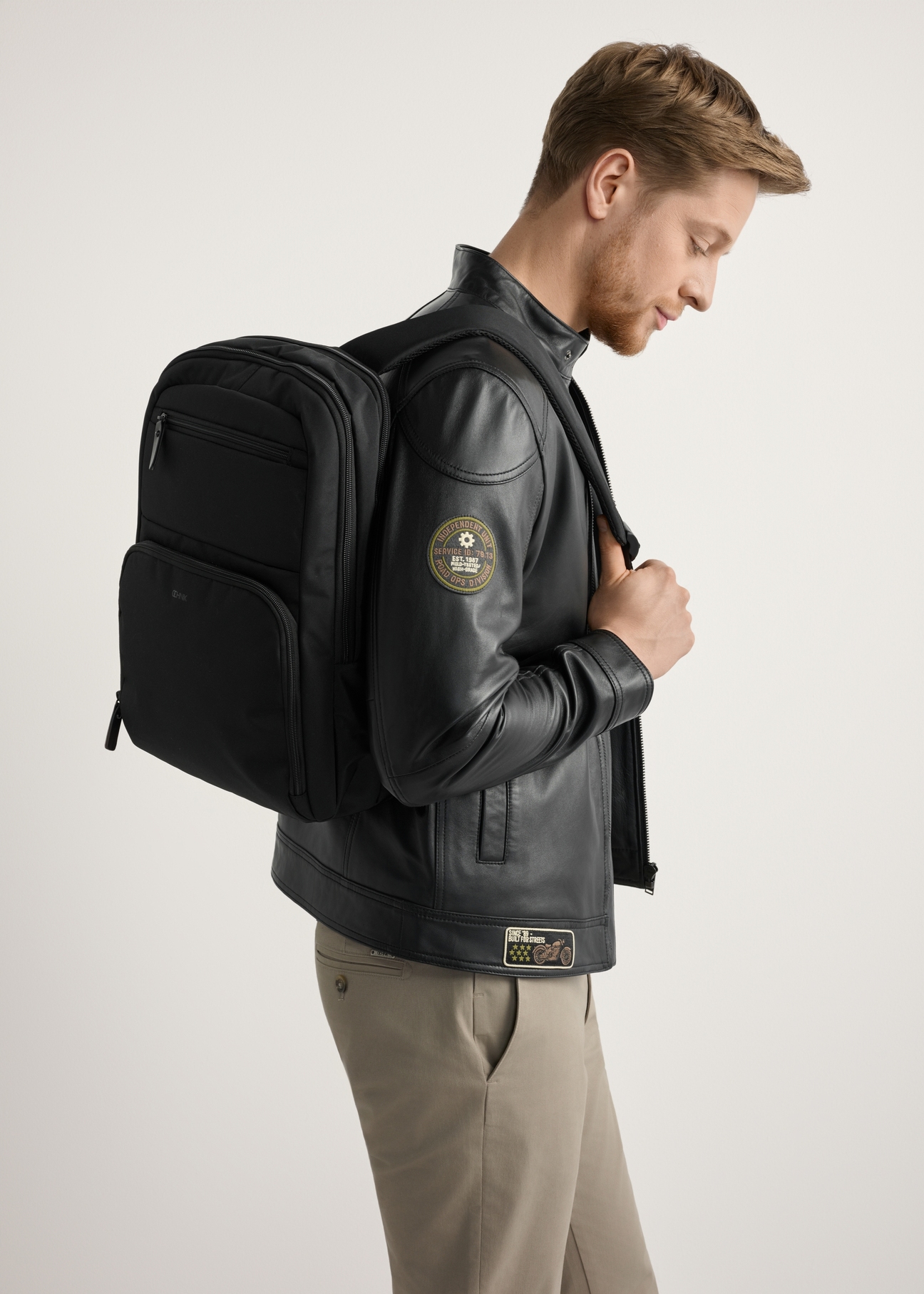 Czarny duży plecak męski TORMN-0389-99(W26), widok produktu na plecach modela, na jasnym tle.