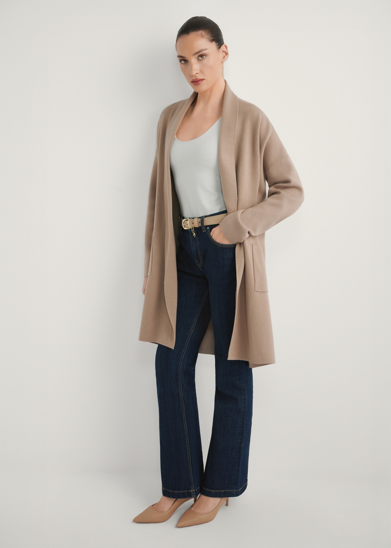 Camelowy kardigan damski KARDT-0041-1D(W26), widok produktu z przodu na modelce. Widoczna cała sylwetka.