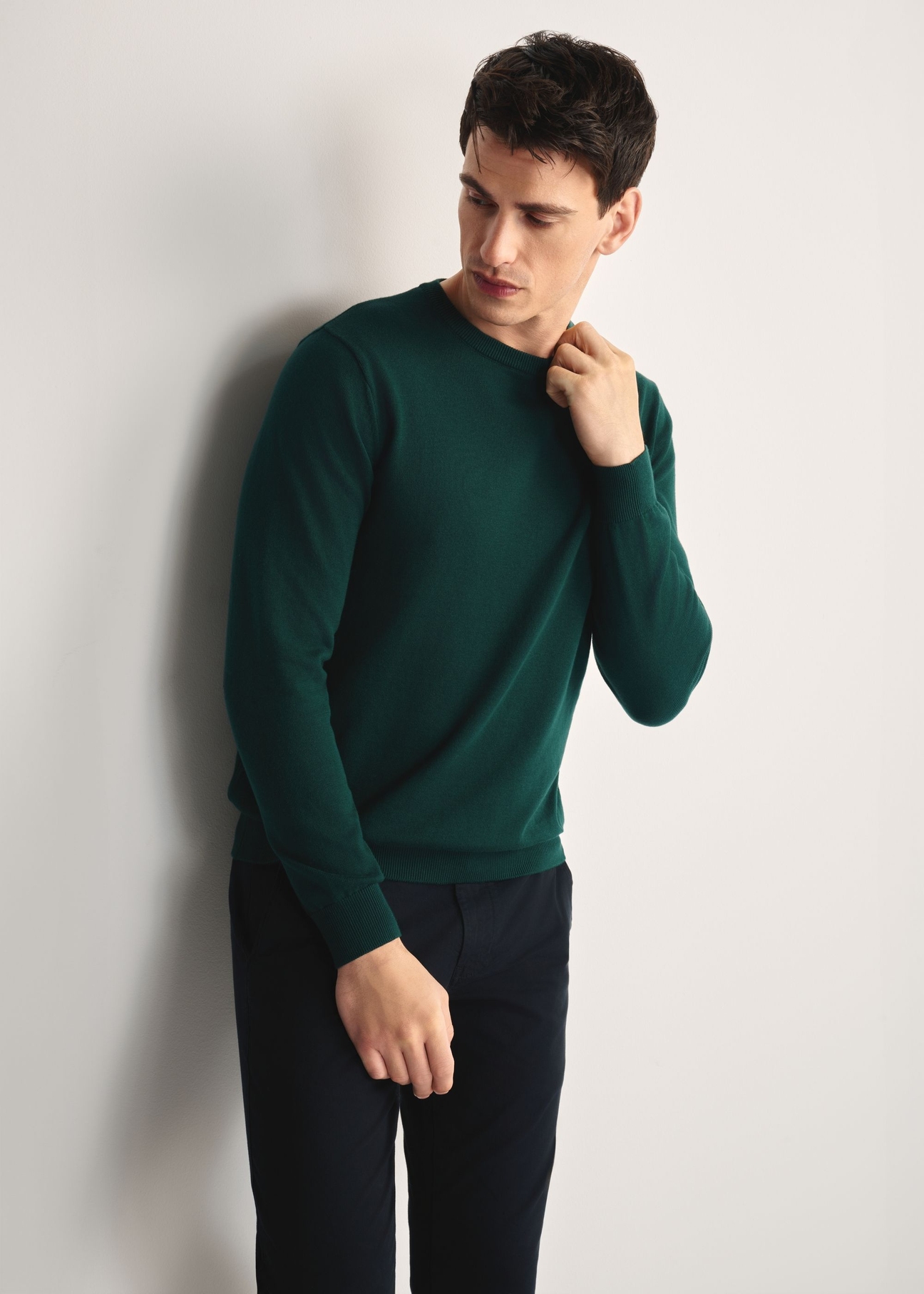 Zielony sweter męski basic SWEMT-0114A-54(Z25), widok produktu od przodu na modelu, widoczna połowa sylwetki.