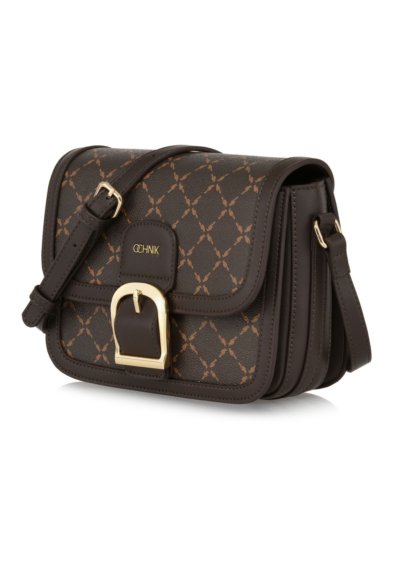 Brązowa listonoszka z monogramem TOREC-0982A-89(Z25) - widok produktu po skosie na białym tle.