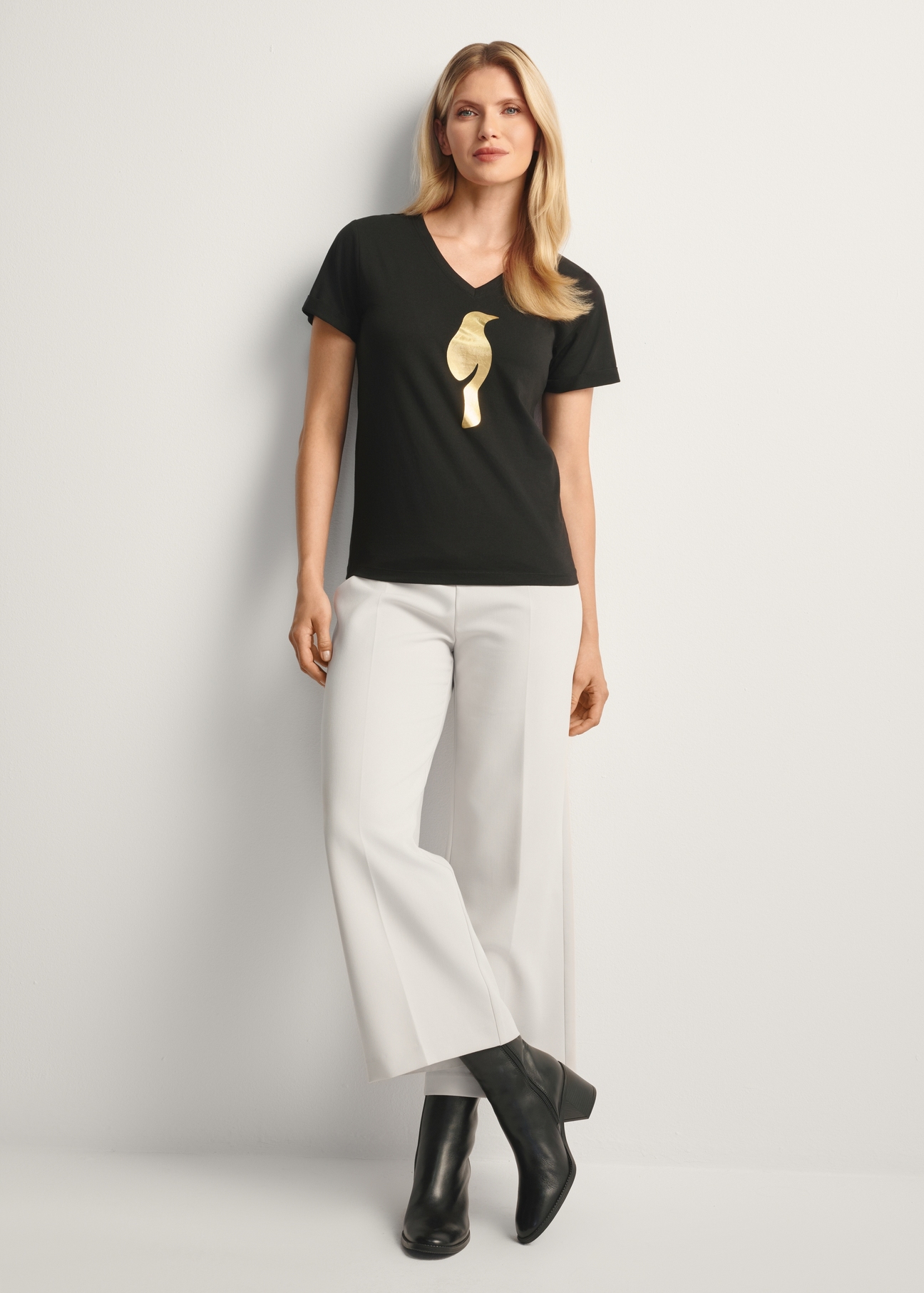 Czarny t-shirt damski TSHDT-0149-99(Z25), widok produktu przodem na modelce, widoczna cała sylwetka.