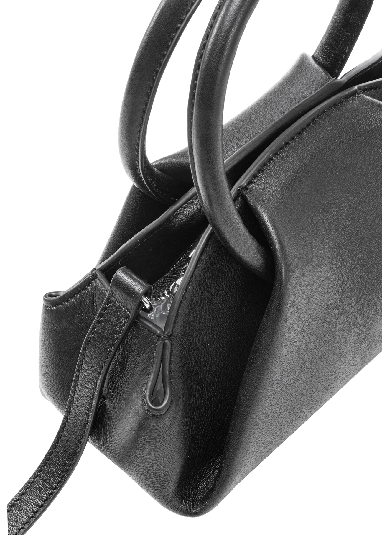 Czarna mini torebka typu top handle TORES-1203-99(Z25), widok zbliżenia na detal produktu na białym tle. 