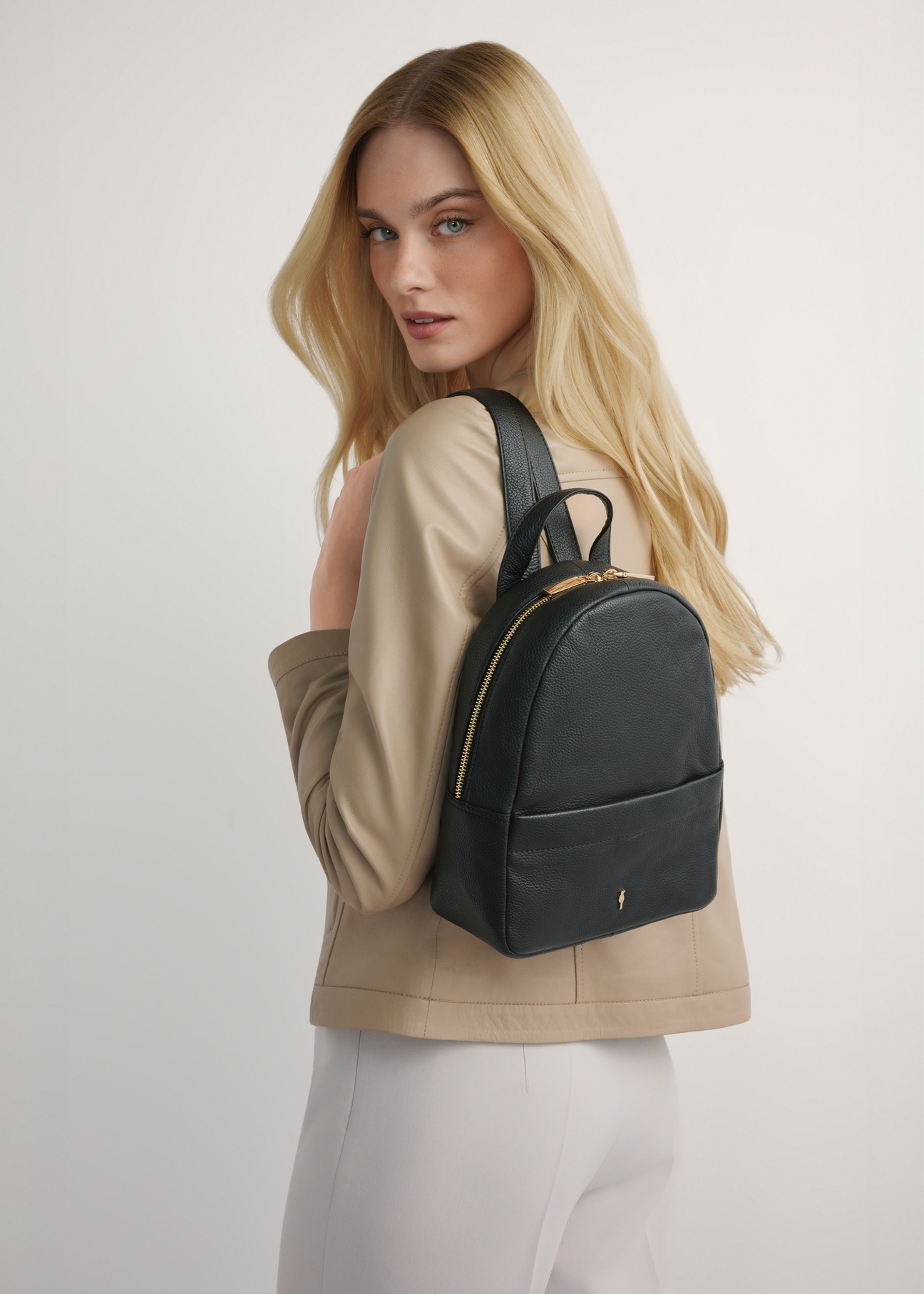 Czarny średni skórzany plecak damski TORES-1268-9I(W26), widok produktu od przodu na modelce, widoczna połowa sylwetki.