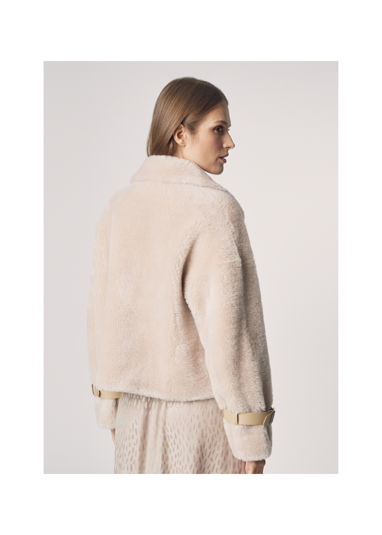 Wełniane futerko damskie oversize FUTDW-0002-81(Z21)-03