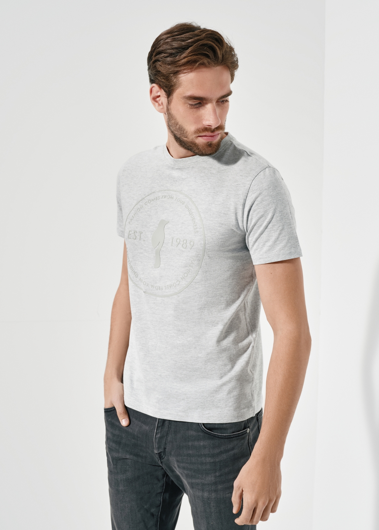 Szary T-shirt męski z logo marki OCHNIK TSHMT-0101-91(W24)-01
