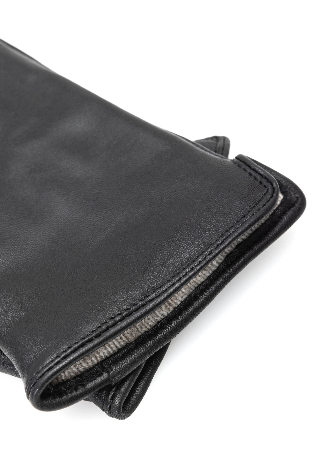 Długie brązowe skórzane rękawiczki damskie REKDS-0082A-89(Z25), zbliżenie na detal produktu, widok produktu na białym tle.