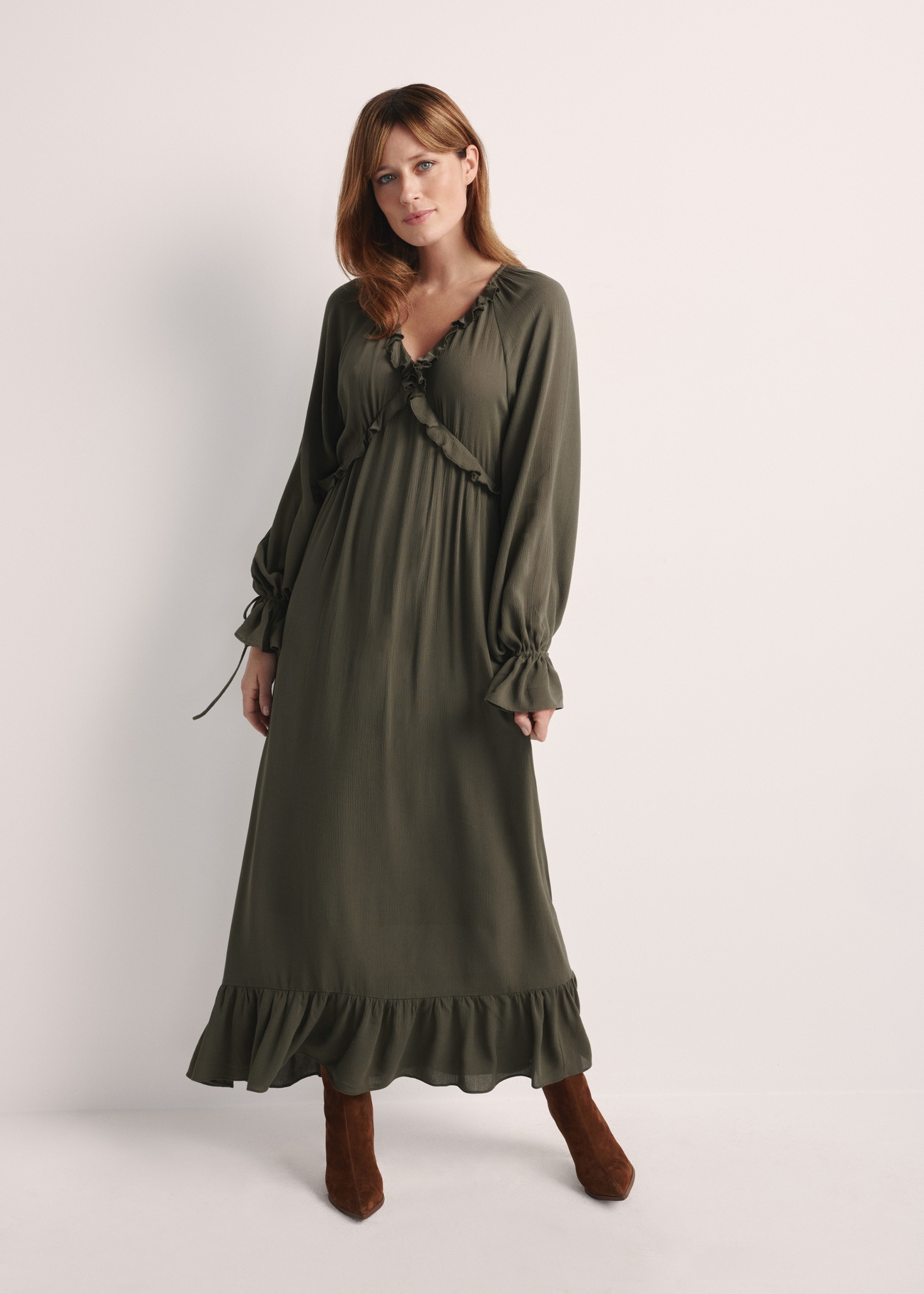 Sukienka maxi w kolorze khaki SUKDT-0248-55(Z25). produkt widoczny z przodu, widoczna cała sylwetka.