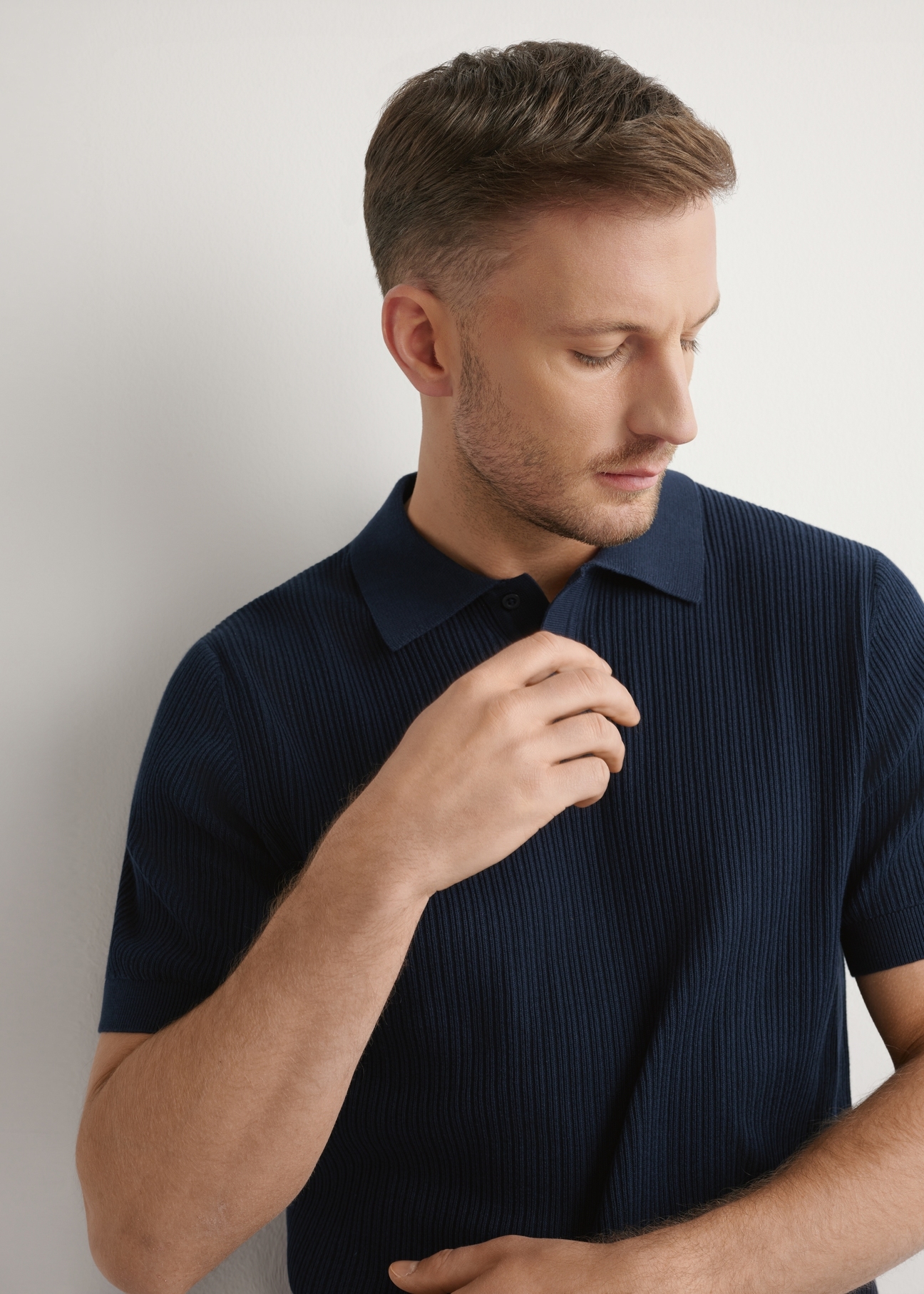 Granatowa prążkowana koszulka polo POLMT-0085-7E(W26), widok produktu z przodu na modelu. Widoczna połowa sylwetki.