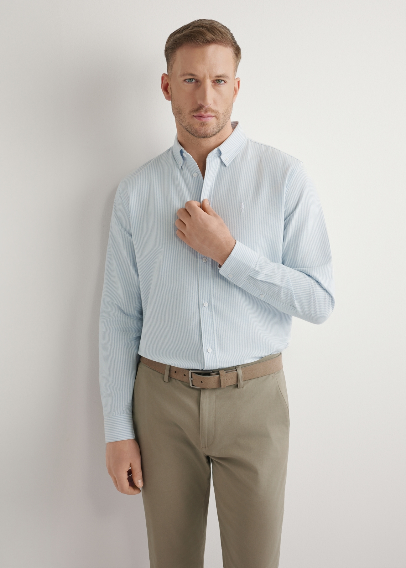 Bawełniana błękitna koszula męska w paski KOSMT-0354-7B(W26), widok produktu z przodu na modelu. Widoczna połowa sylwetki.