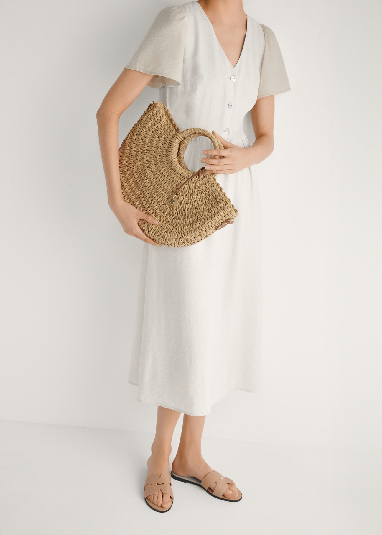 Beżowe klapki damskie BUTYD-0725D-1B(W26), widok produktu z przodu na stopach modelki.