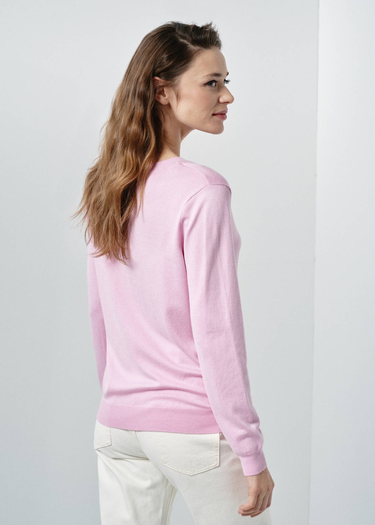 Różowy sweter z dekoltem V-neck SWEDT-0201-31(W24)-02