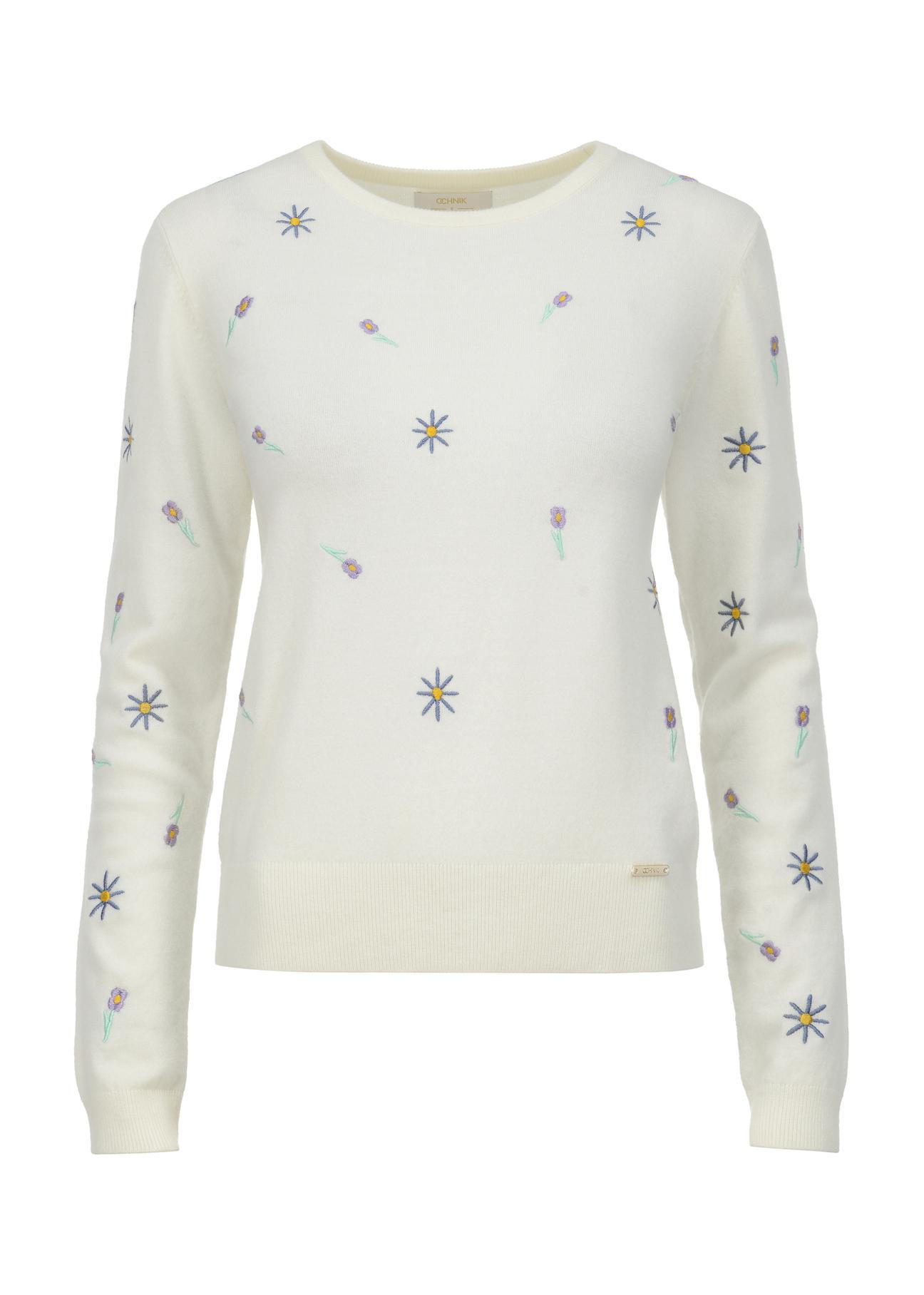Biały sweter damski z haftem SWEDT-0176-11(W23)