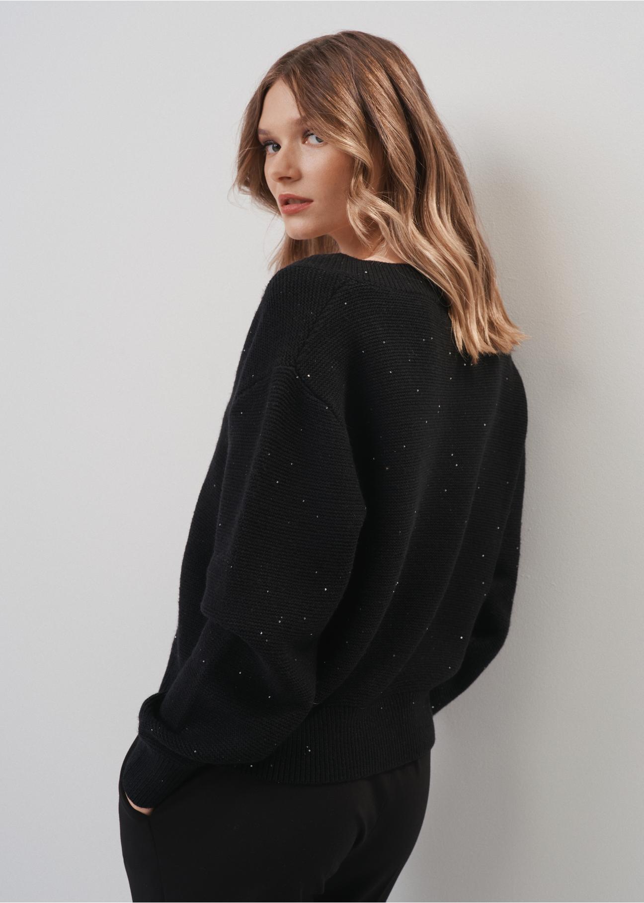 Luźny czarny sweter damski z cekinami SWEDT-0192-99(Z23)