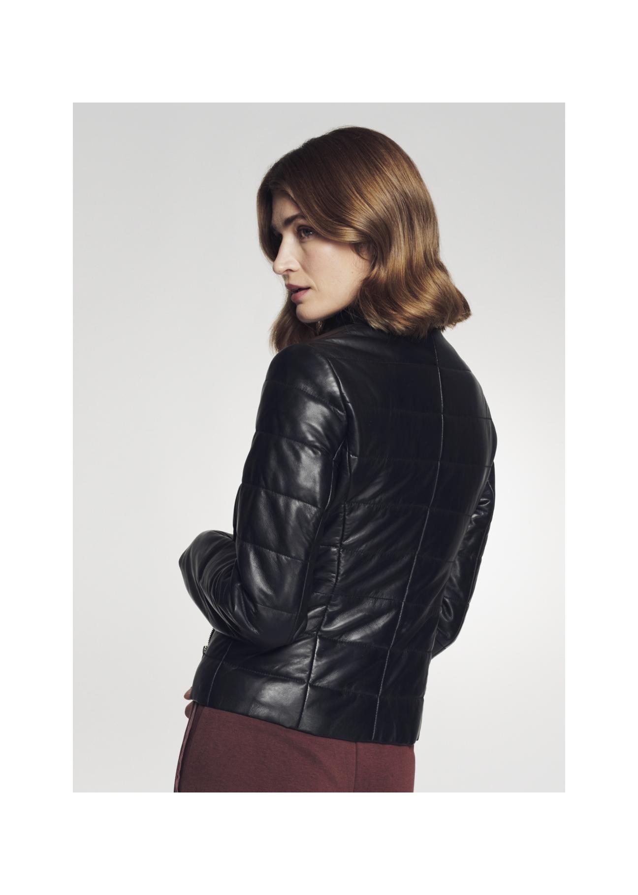 Skórzana kurtka damska w czarnym kolorze KURDS-0311-5339(Z21)
