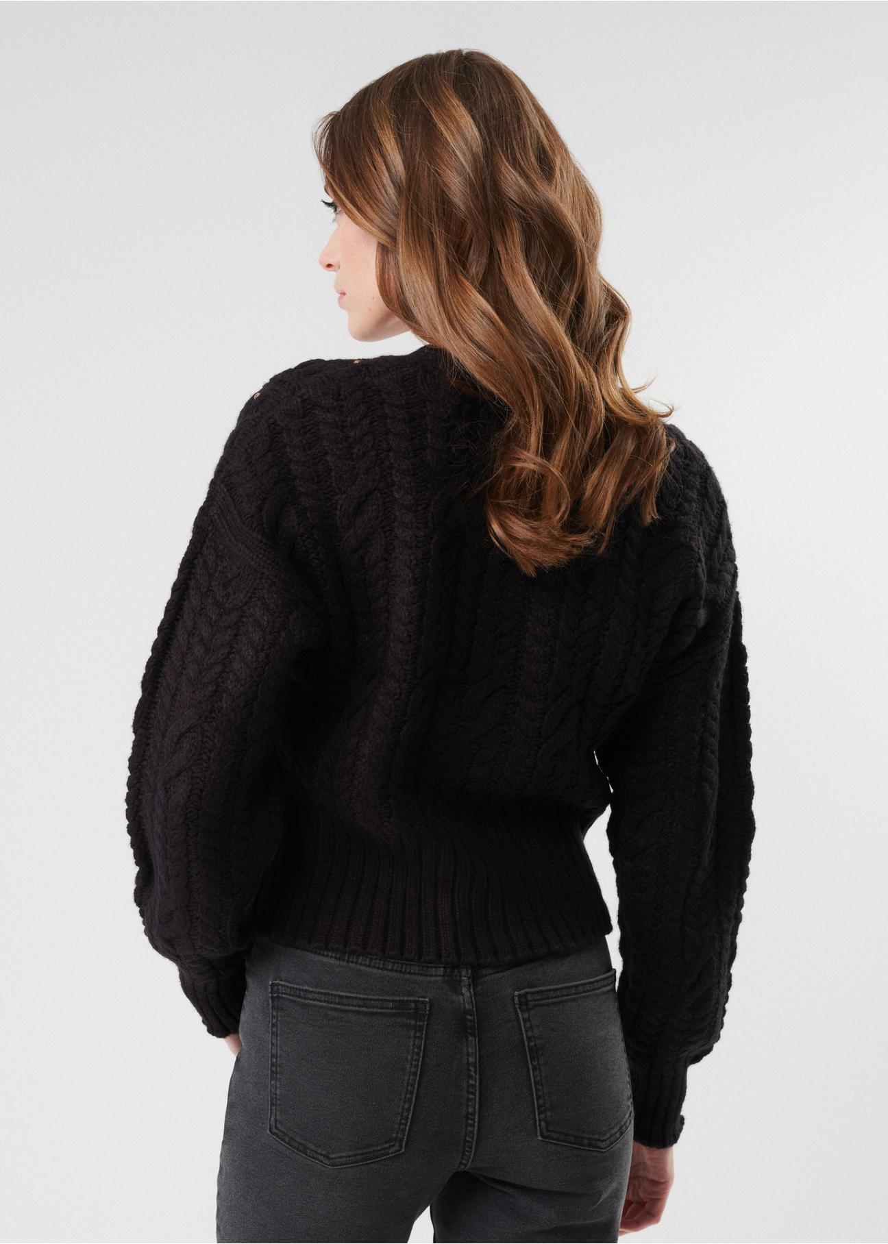 Czarny sweter damski z nitami KARDT-0030-99(Z23)